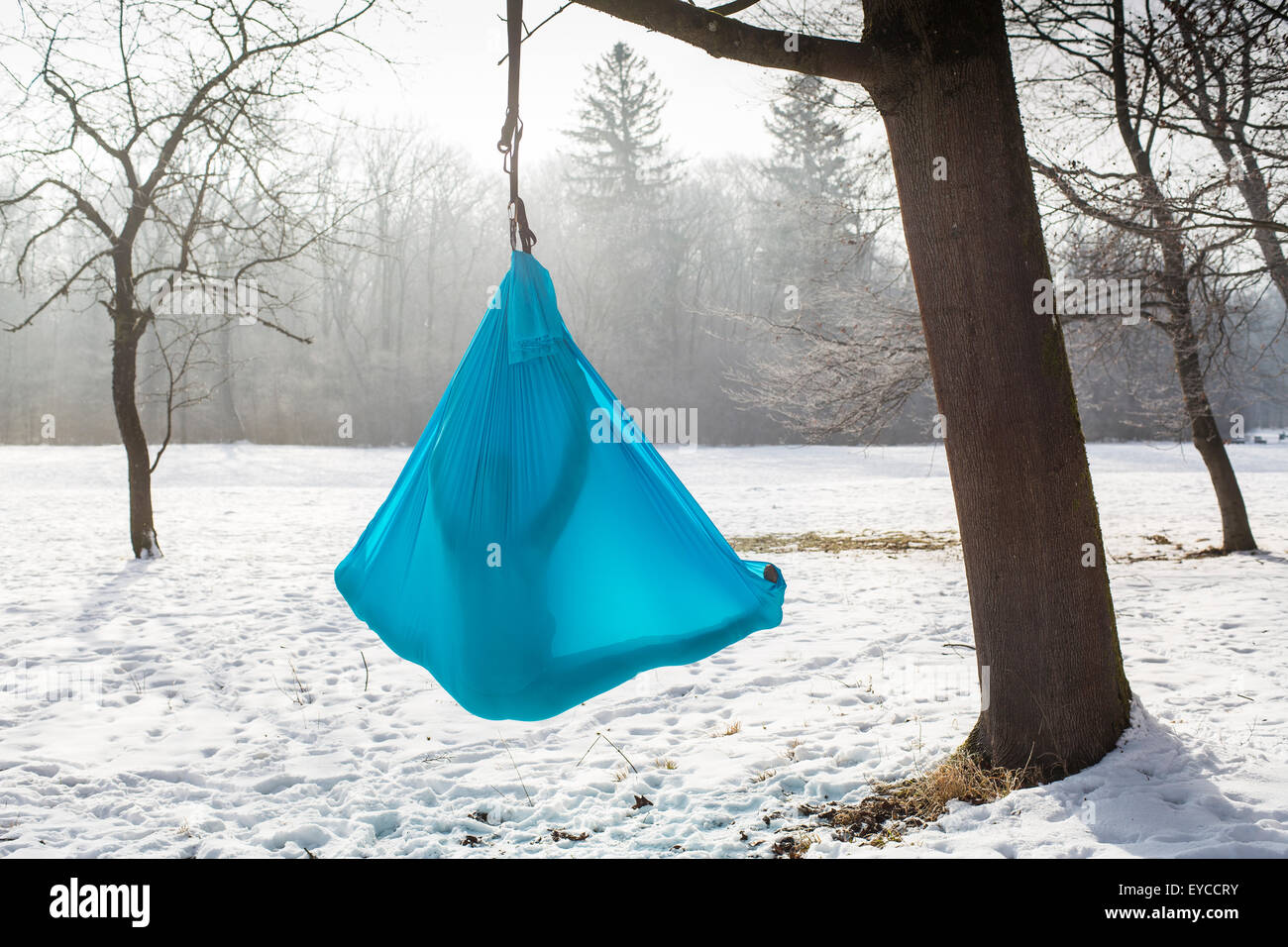 Junge Frau aerial Yoga im Freien zu praktizieren Stockfoto