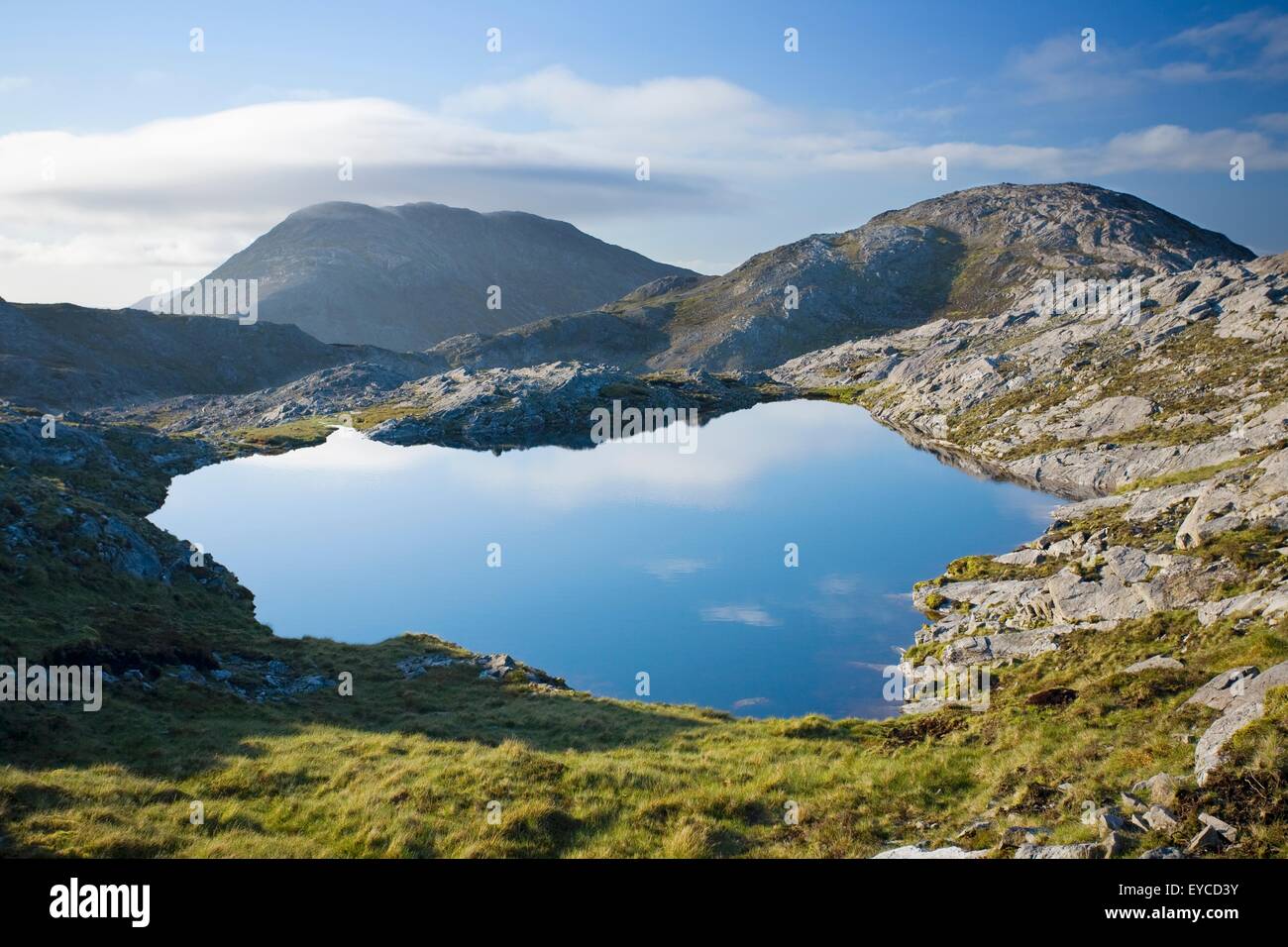 Maumturks, Loughaunnagrevagh, Co. Galway, Irland; See, umgeben von einer Bergkette Stockfoto