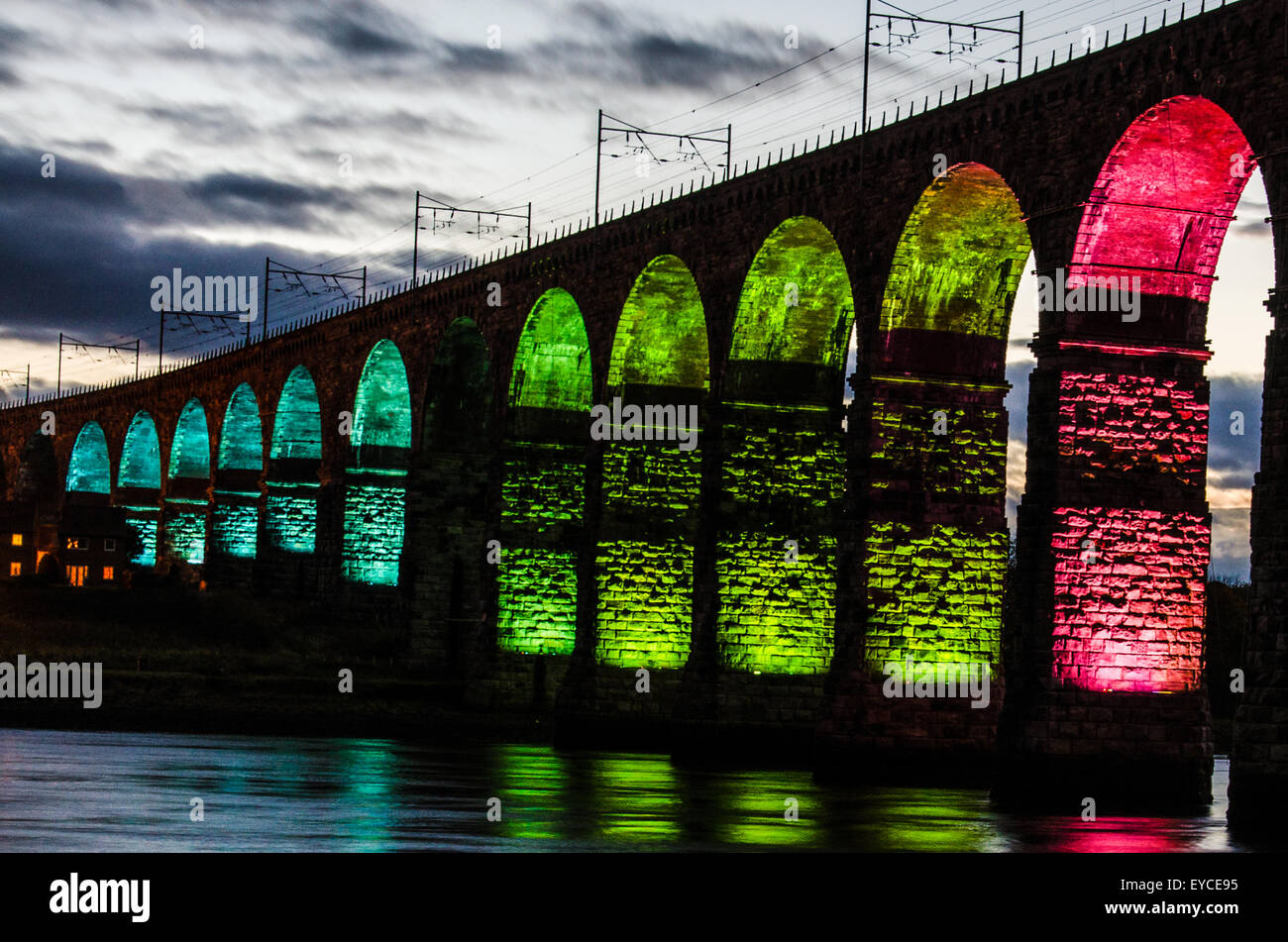 Königliche Grenzbrücke in Berwick nach Tweed ist abends mit farbigen Lichtern beleuchtet. Stockfoto