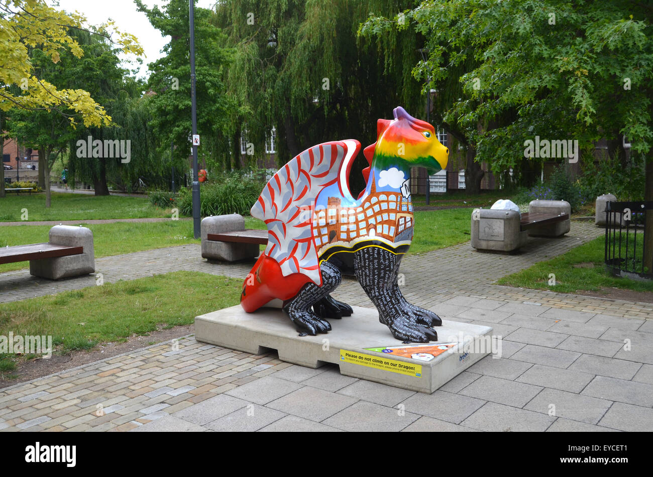 GoGoDragons! Eine interaktive Kunst Skulpturenweg bringt 84 große Drachen und 120 kleinere Schule Drachen in der Stadt Norwich Stockfoto