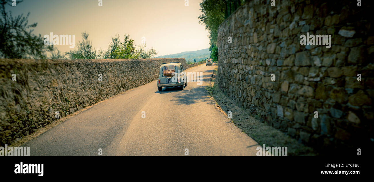 Fiat 500 Oldtimer Fahrt auf einer Straße in Florenz, Italien. Von hinten erschossen. Stockfoto
