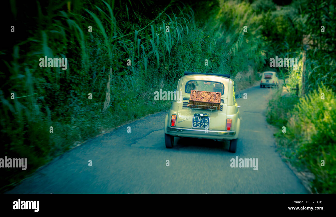 Fiat 500 Oldtimer Fahrt auf einer Straße in Florenz, Italien. Von hinten erschossen. Stockfoto