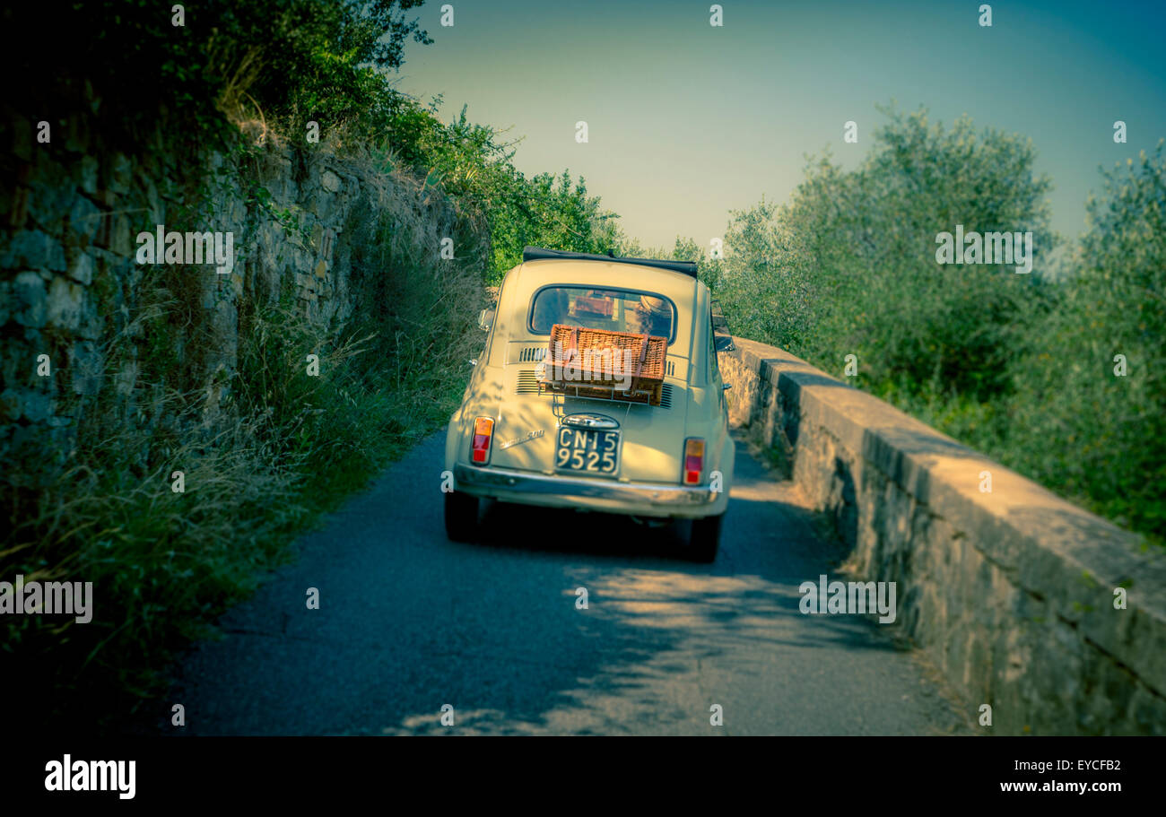 Fiat 500 Oldtimer Fahrt auf einer Straße in Florenz, Italien. Von hinten erschossen. Stockfoto