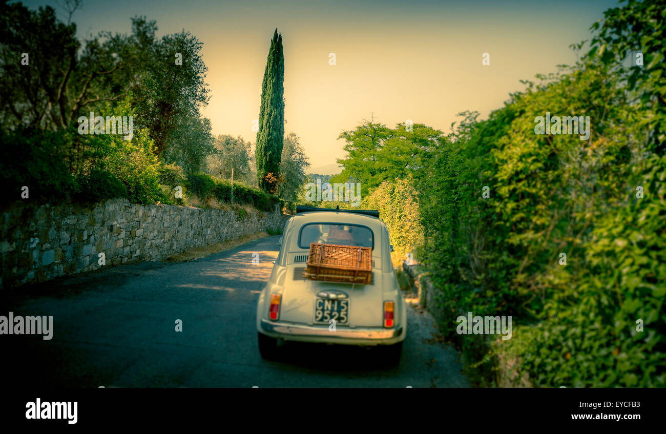 Fiat 500 Oldtimer Fahrt auf einer Straße in Florenz, Italien. Von hinten erschossen. Stockfoto