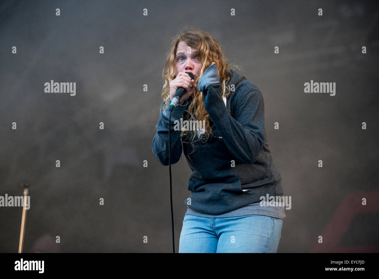 Sheffield, UK. 25. Juli 2015.  Kate Tempest führt live auf der Hauptbühne am Sheffield Straßenbahnlinien Festival 25.07.2015 Credit: Gary Mather/Alamy Live News Stockfoto