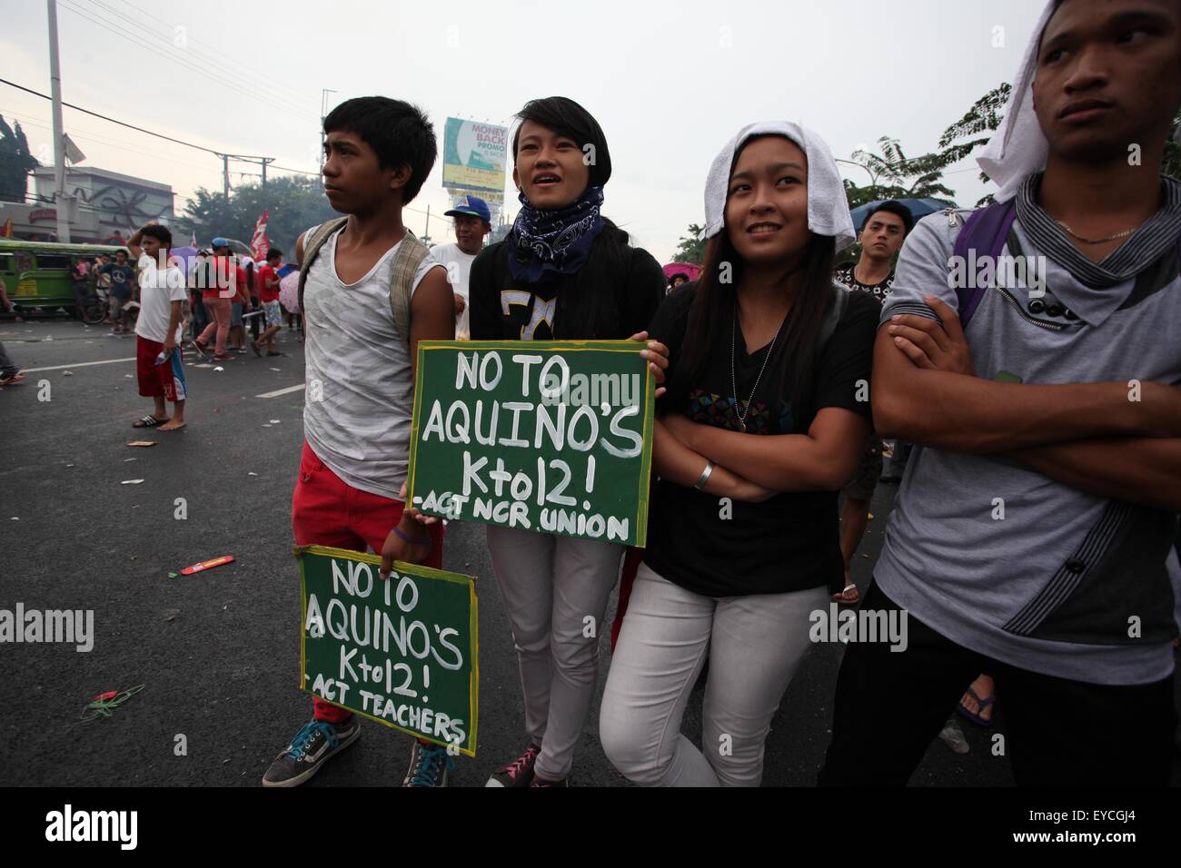 Quezon City, Philippinen. 27. Juli 2015. Studenten halten ihre Plakate in der Nähe des philippinischen Kongresses im Commonwealth. Tausende von Demonstranten versammelten sich in Commonwealth, Quezon City in der Nähe der philippinischen Kongress, ihre Bestürzung über Präsident Benigno Aquino III Governance zu zeigen. Die philippinische Präsidentin geliefert seine letzten State of The Nation Adresse (SONA). Bildnachweis: Mark Cristino/Pacific Press/Alamy Live-Nachrichten Stockfoto