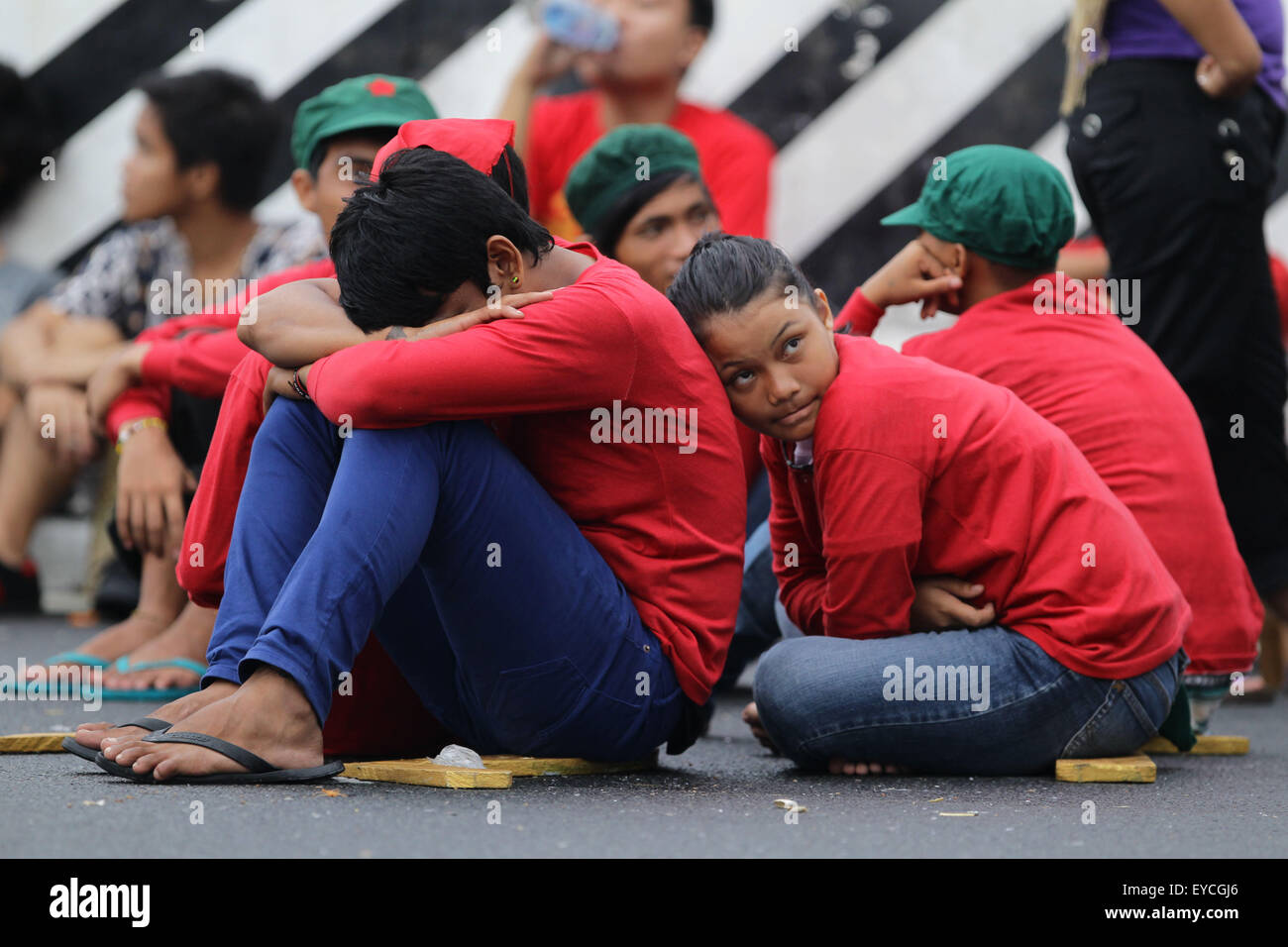 Quezon City, Philippinen. 27. Juli 2015. Demonstranten ausruhen in der Nähe des philippinischen Kongresses im Commonwealth. Tausende von Demonstranten versammelten sich in Commonwealth, Quezon City in der Nähe der philippinischen Kongress, ihre Bestürzung über Präsident Benigno Aquino III Governance zu zeigen. Die philippinische Präsidentin geliefert seinen Endzustand der The Nation Adresse (SONA) Credit: Mark Cristino/Pacific Press/Alamy Live News Stockfoto