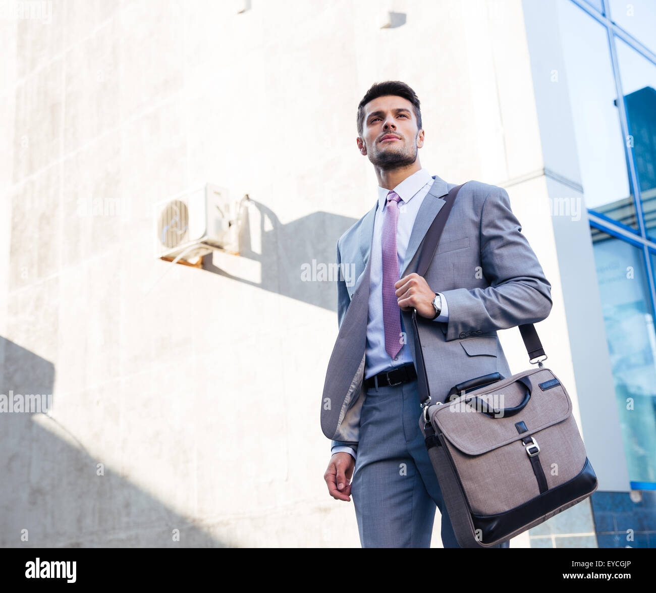 Porträt eines schönen Geschäftsmann stand im Freien in der Nähe Bürogebäude Stockfoto
