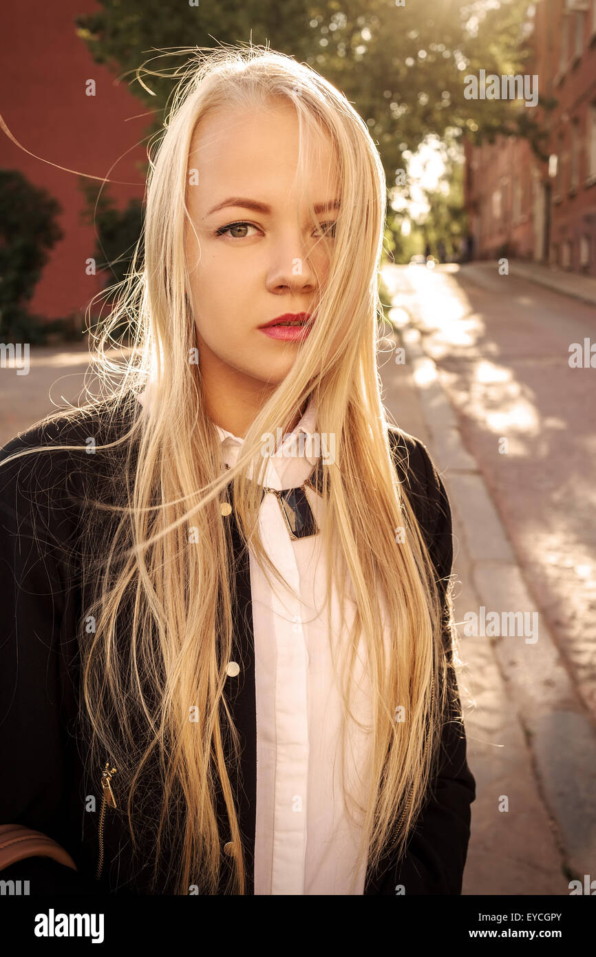 hübsche blonde Frau in alte Straße am sonnigen Tag Stockfoto