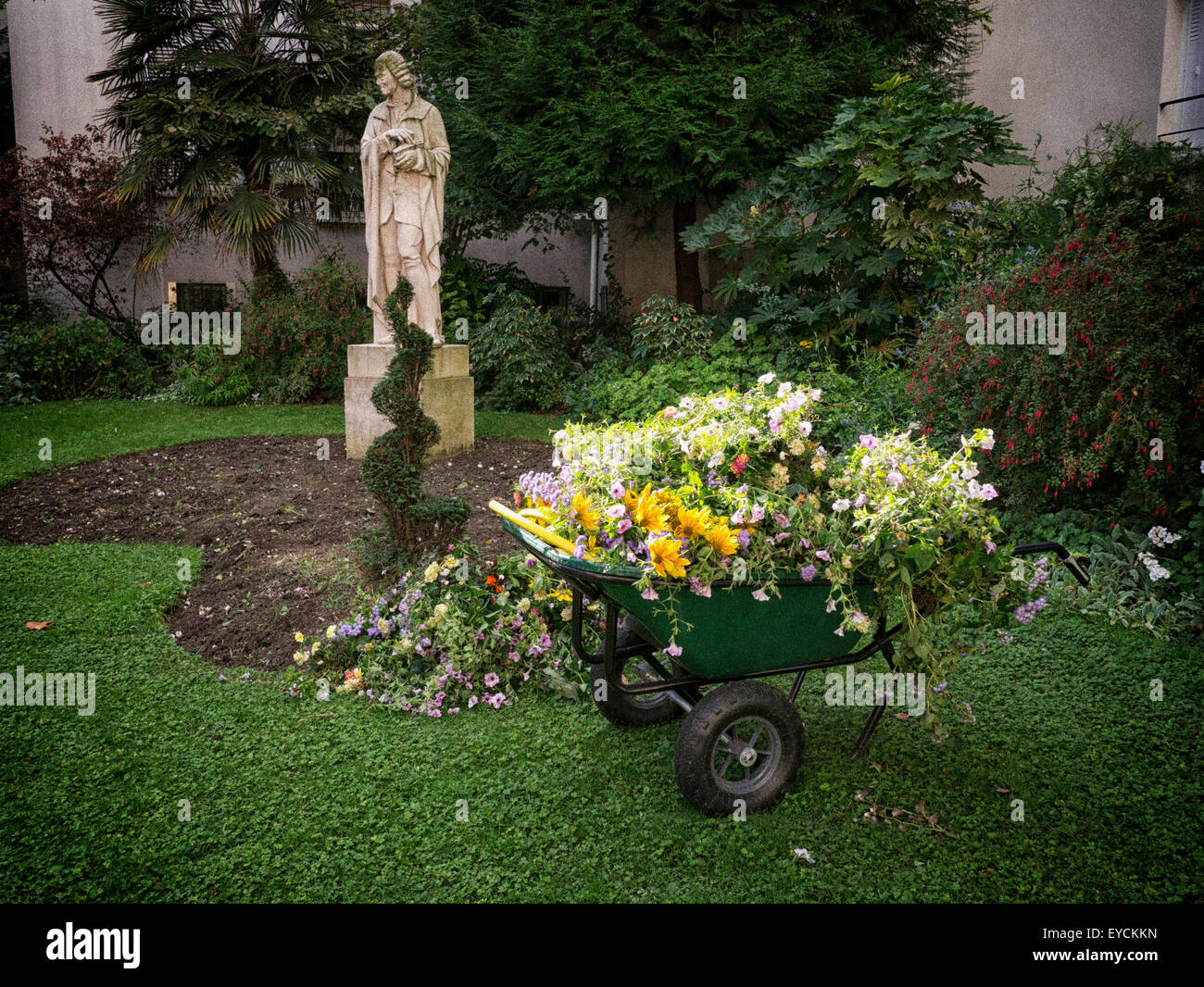 Paris, schöne "Stadt des Lichts", ist in der Region Île-de-France und hat eine Bevölkerung von 6,5 Millionen Menschen. Die Statue von Voltaire in eckigen Honoré-Champion Stockfoto