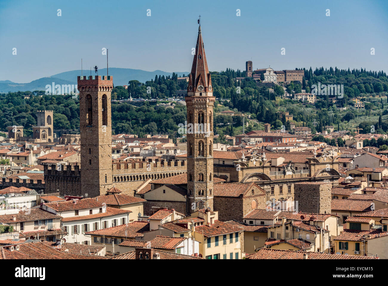 Das Nationalmuseum Bargello und Badia Glockenturm. Mit San Minatio al Monte im Hintergrund. Florenz, Italien. Stockfoto
