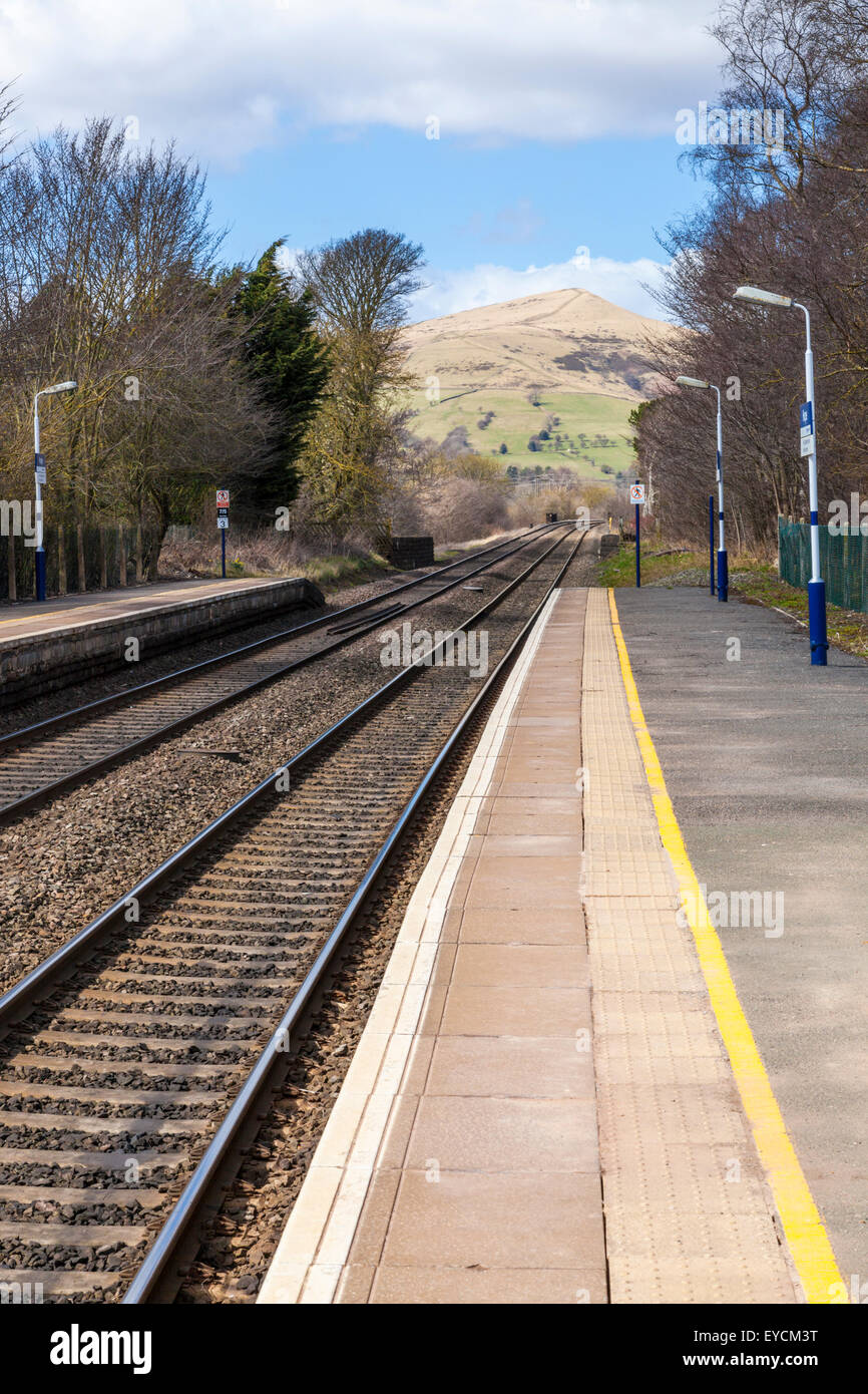 Leere Plattform zu einem ländlichen Bahnhof in der Derbyshire Landschaft mit Hügel verlieren in der Ferne. Hoffe, Bahnhof, Peak District, England, Großbritannien Stockfoto
