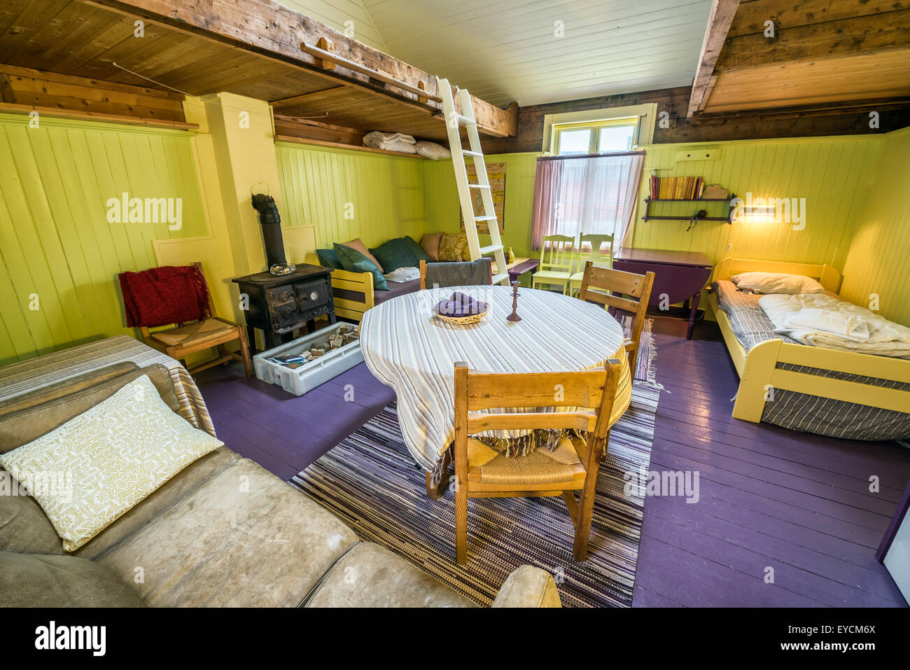 Innenraum einer typischen norwegischen Rorbuer-Hütte. Rorbu ist eine traditionelle Art von saisonalen Haus von Fischern genutzt Stockfoto