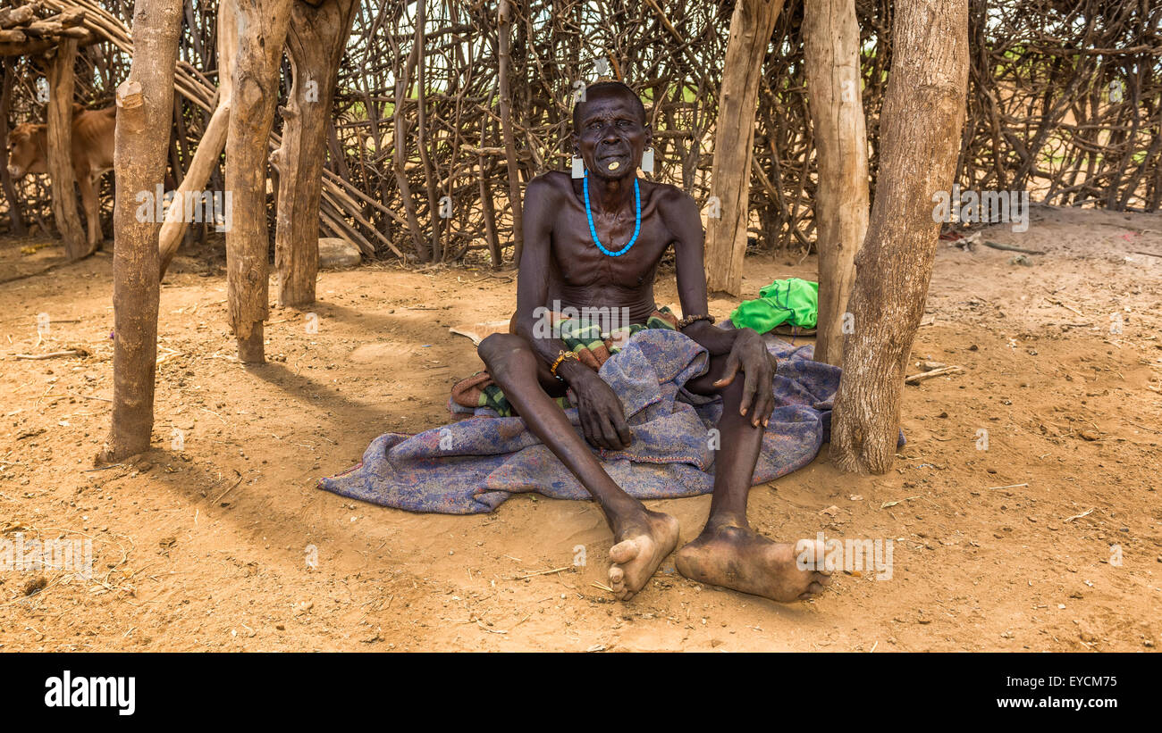 Alte Krieger aus dem afrikanischen Stamm Daasanach Entspannung in seinem Dorf. Stockfoto