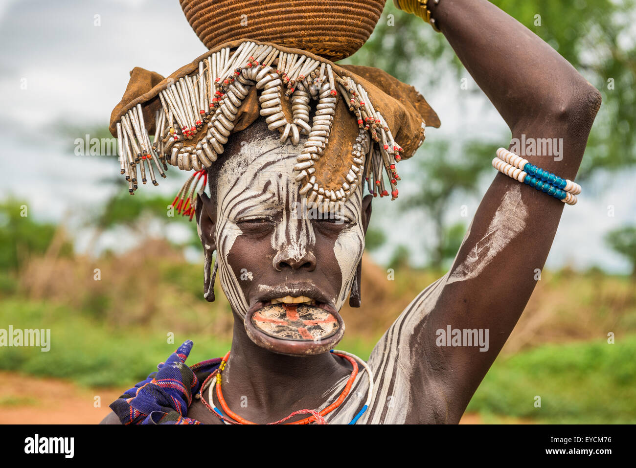 Frau aus dem afrikanischen Stamm Mursi mit großen Mundlochplatte in ihrem Dorf. Stockfoto