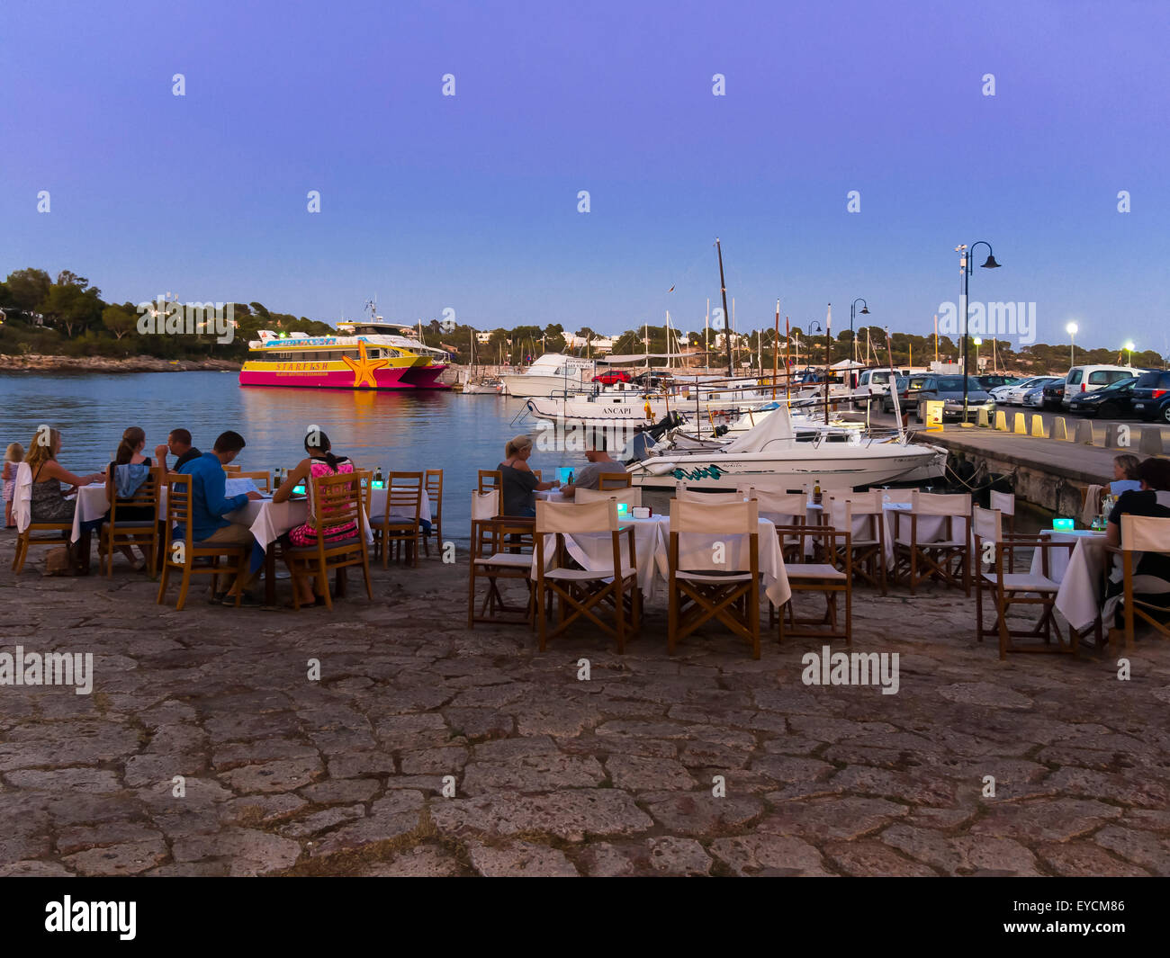 Spanien, Mallorca, Restaurant am Hafen von Portopetro Stockfoto