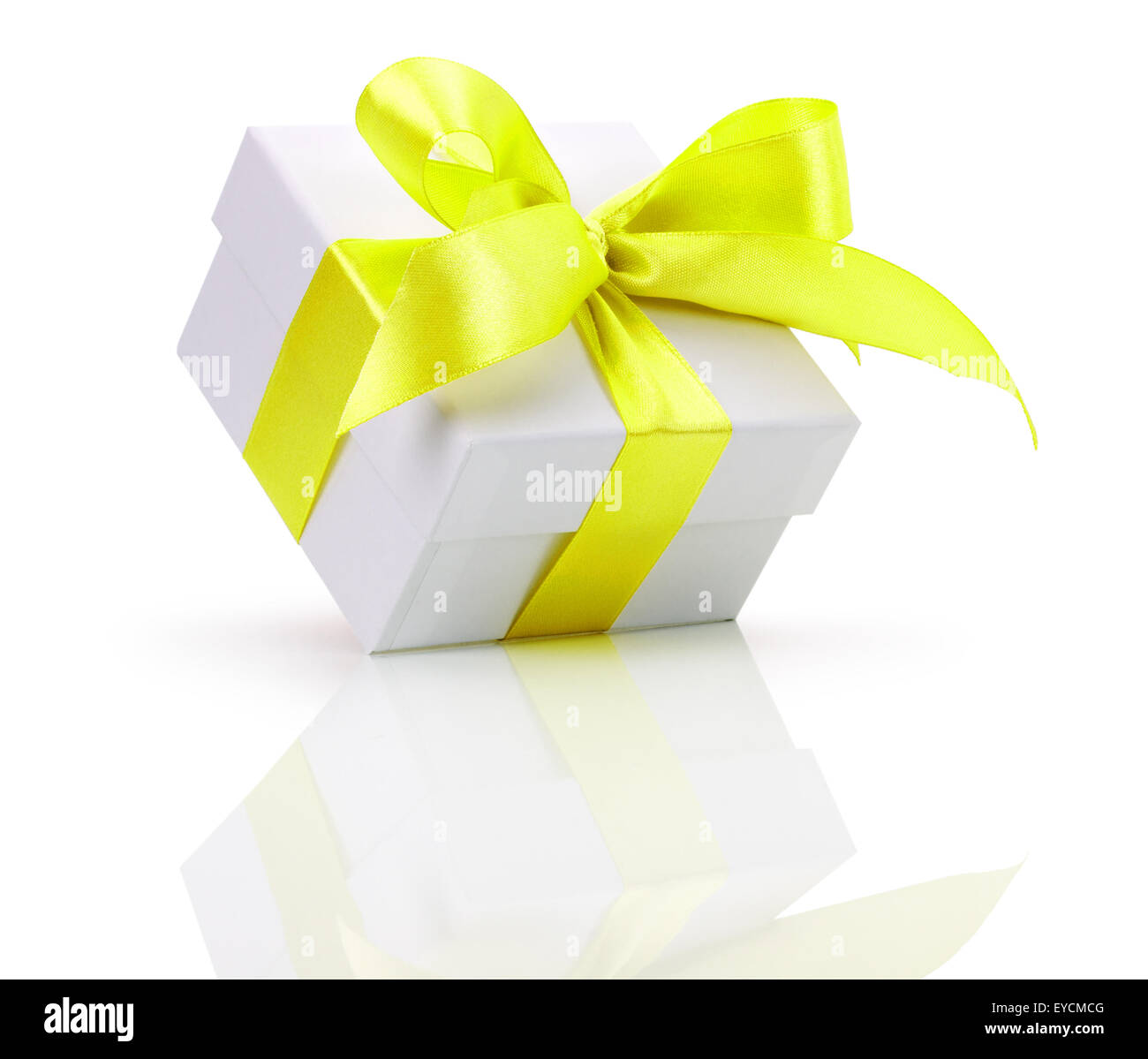 Geschenkbox mit gelben Bogen auf dem weißen Hintergrund isoliert. Stockfoto