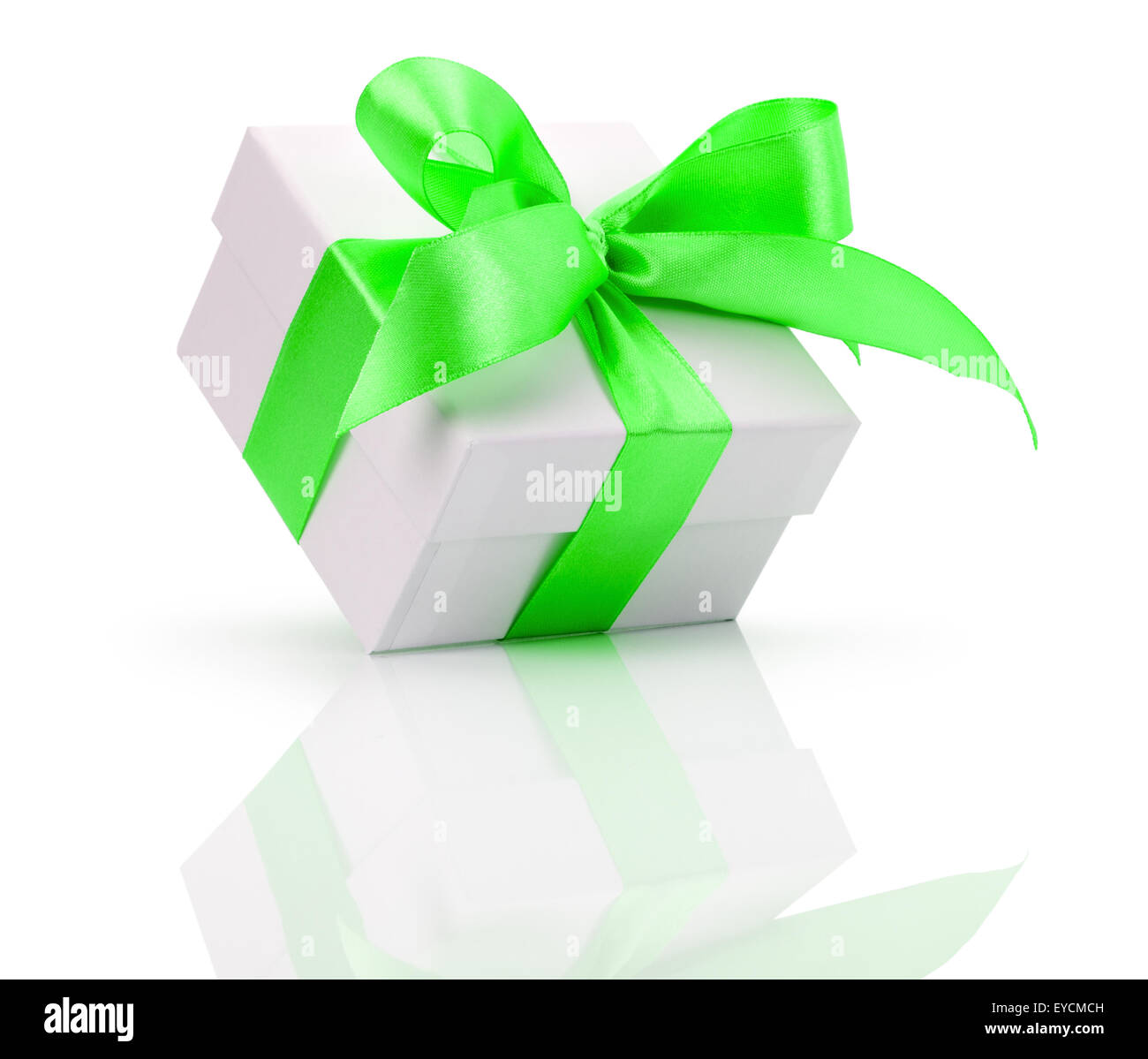 Geschenkbox mit grünen Bogen auf dem weißen Hintergrund isoliert. Stockfoto