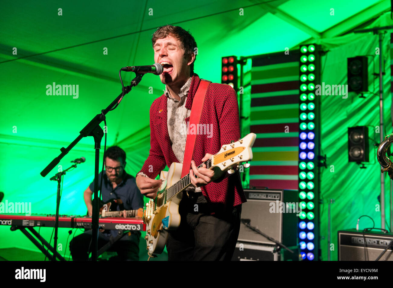 US-Rock-Musiker Ezra Furman im Konzert mit seiner Band The Boyfriends, UK. 26. Juli 2015.  Cloudspotting Music and Arts Festival, Stephen Park, Gisburnund Wald, in der Nähe von Clitheroe, Lancashire. Stockfoto
