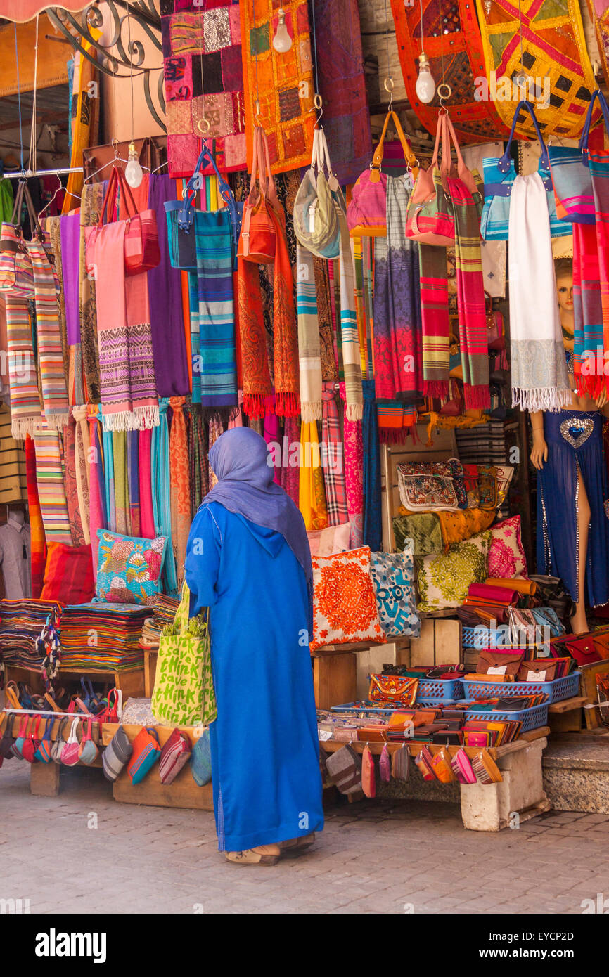 Marokko, Marrakesch, Frau im traditionellen Tuch vor einem Geschäft Stockfoto