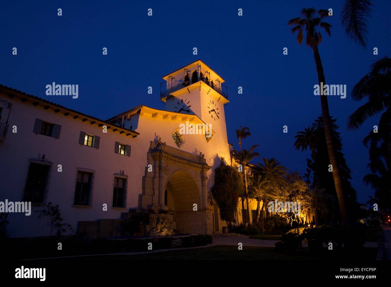 Das Santa Barbara Gerichtsgebäude bei Sonnenuntergang.  Das goldene Licht setzt auf dem alten Uhrturm in Kalifornien Küste. Stockfoto