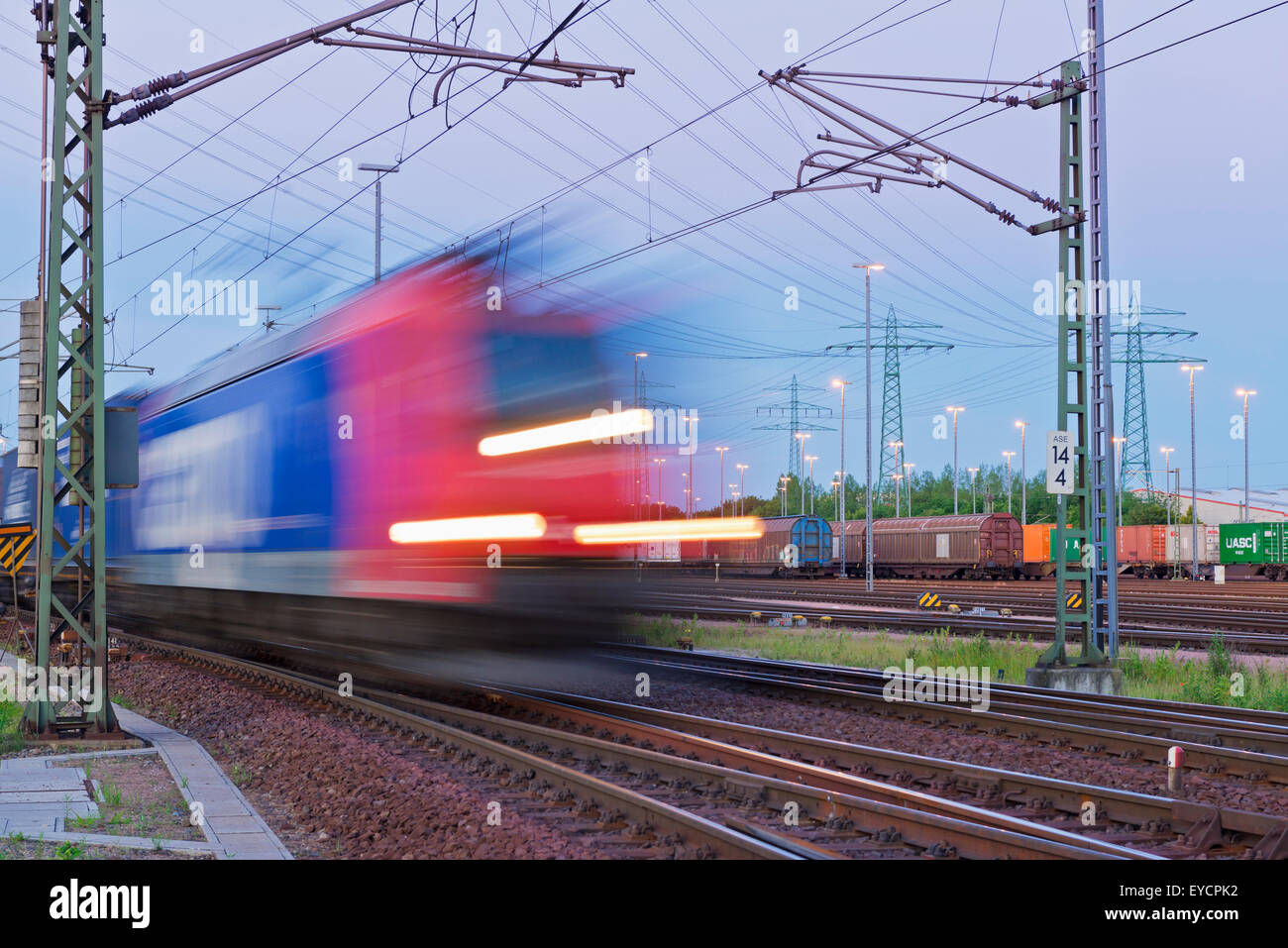 Deutschland, Hamburg, Eisenbahnstrecke mit Güterverkehr Stockfoto