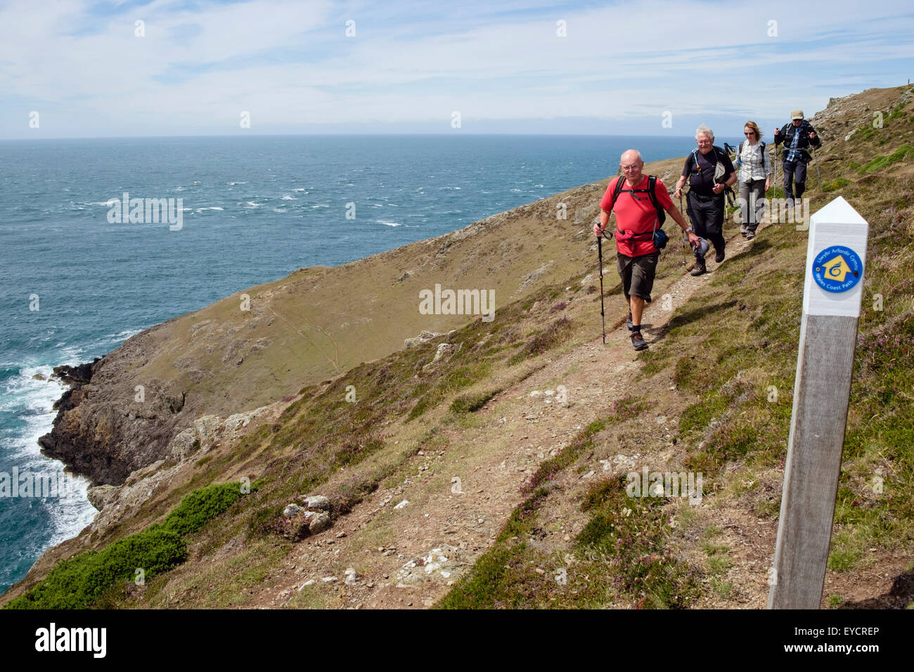 Wanderweg-Zeichen und Wanderer zu Fuß auf steile Engstelle des Wales Küstenweg von Mynydd Mawr Lleyn Halbinsel / Pen Llyn. Gwynedd Wales UK Stockfoto