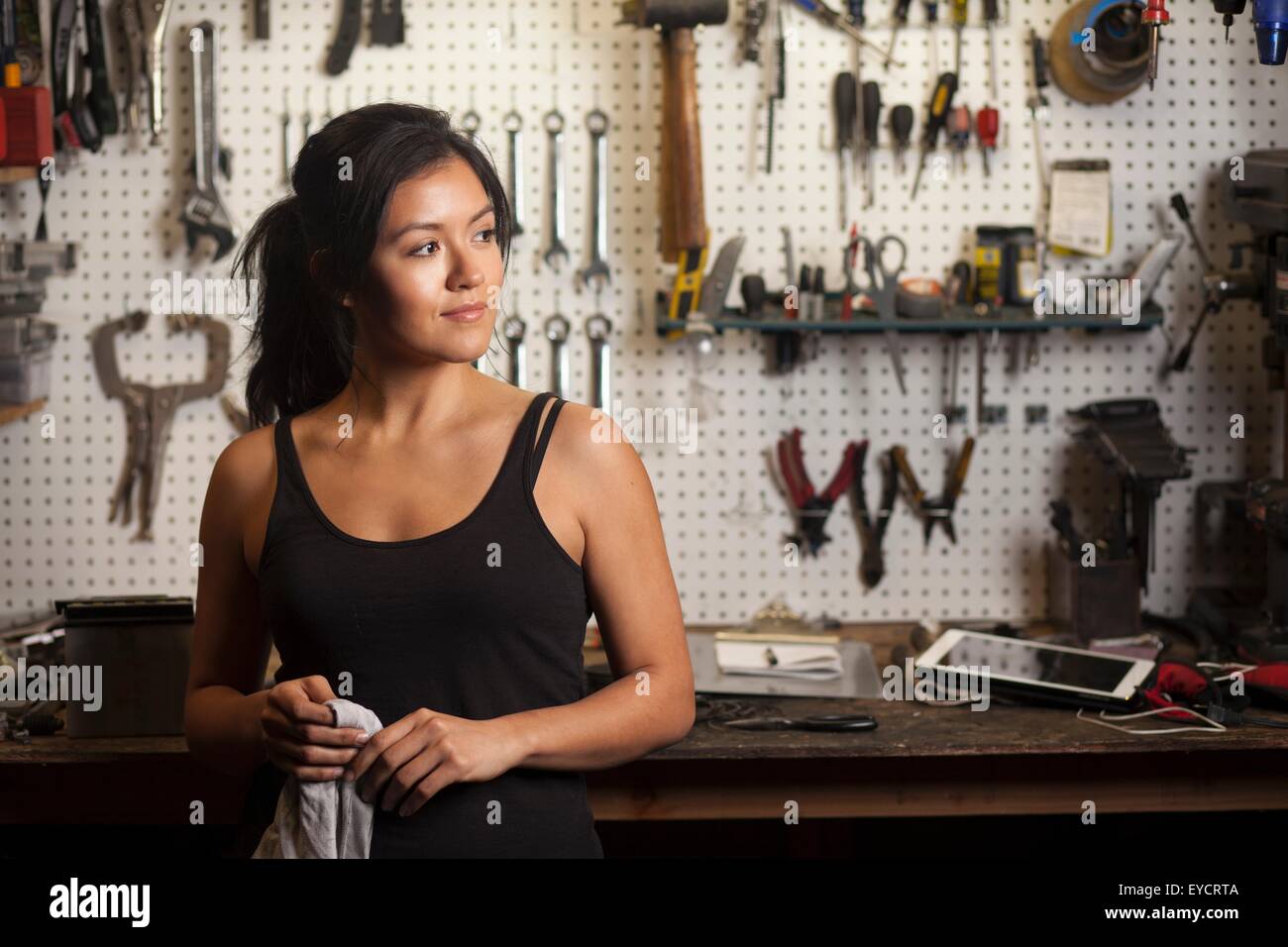 Weibliche Mechaniker in der Werkstatt Stockfoto