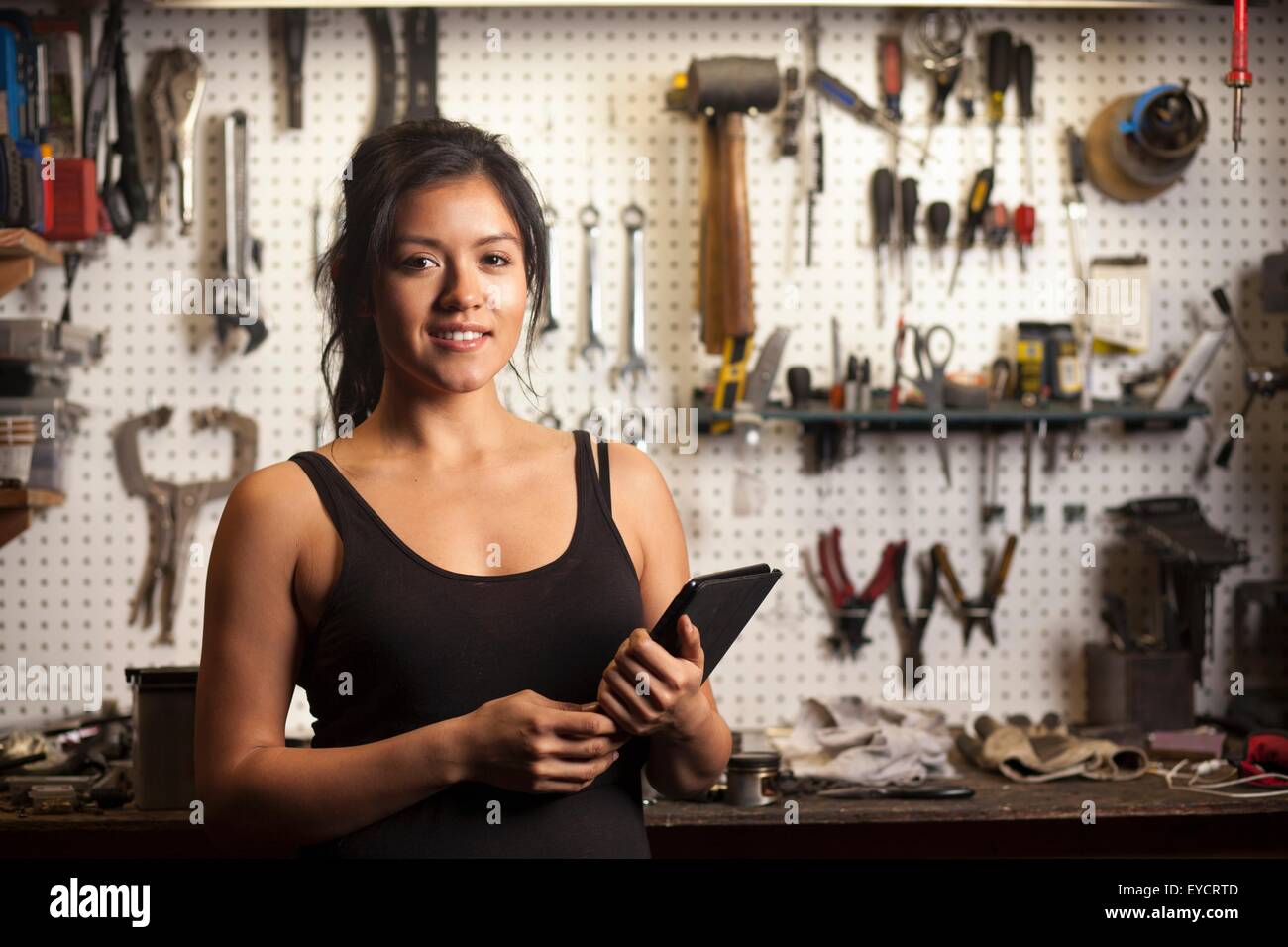 Weibliche Mechaniker in der Werkstatt, mit digital-Tablette Stockfoto