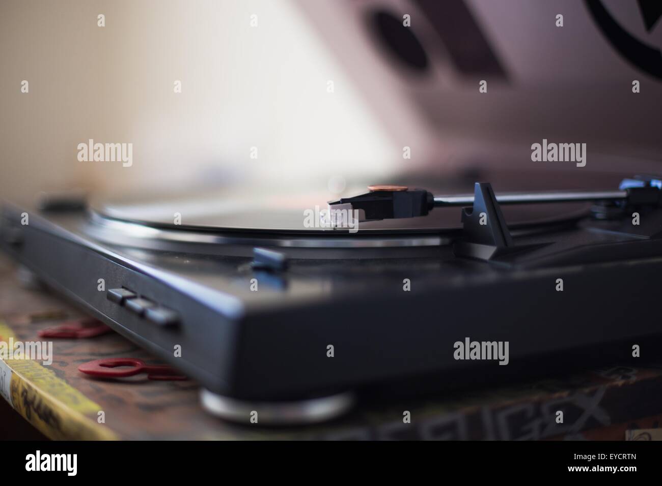 Nahaufnahme von Plattenspieler Vinyl-Platte spielen Stockfoto