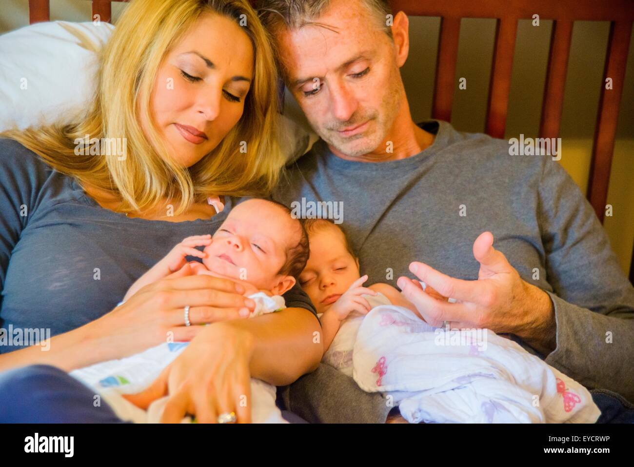 Paar mit Neugeborenen Twin Mädchen und jungen Stockfoto