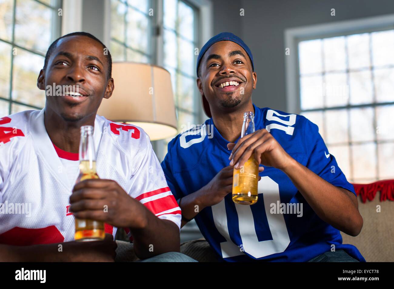 Man Sofa Beer Tv Stockfotos Und Bilder Kaufen Alamy