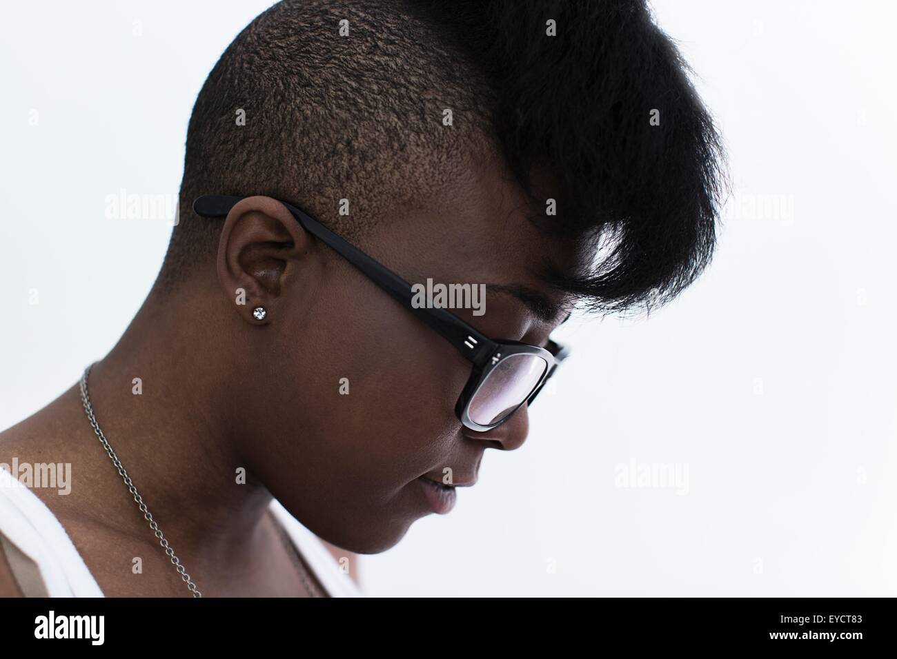 Studio-Profil-Porträt der jungen Frau mit rasierter Kopf und Haartolle Stockfoto