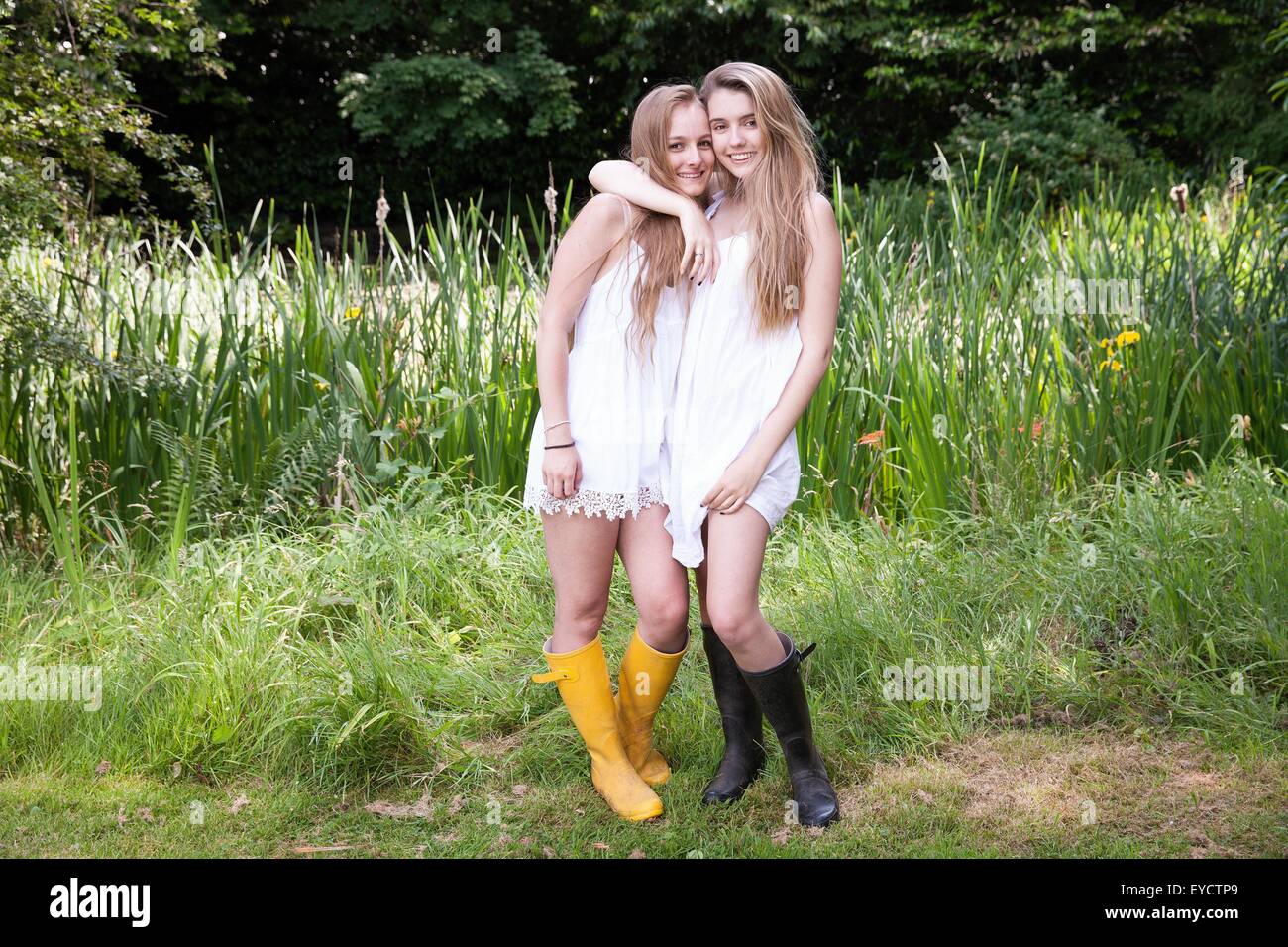 Porträt von zwei Mädchen im Teenageralter im Feld, umarmen Stockfoto