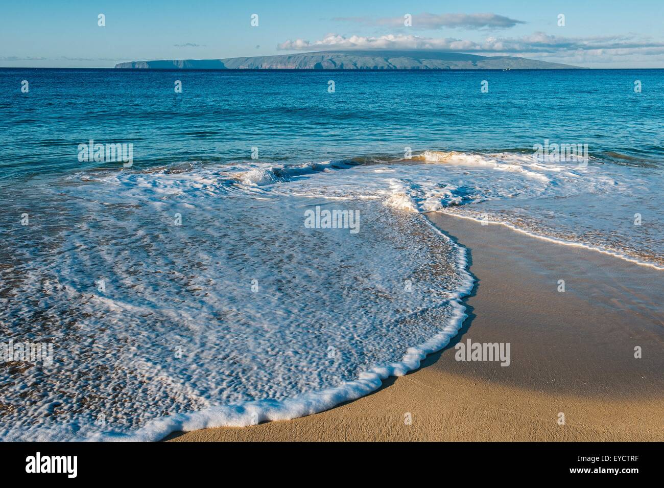 Ozean-Gezeiten am Beach, Maui, Hawaii Stockfoto