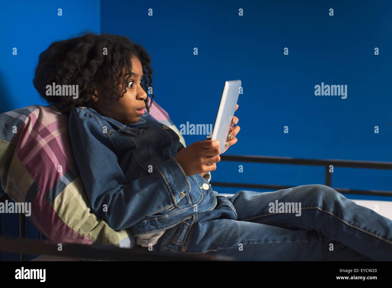 Mädchen posiert für digital-Tablette Selfie auf Etagenbett Stockfoto