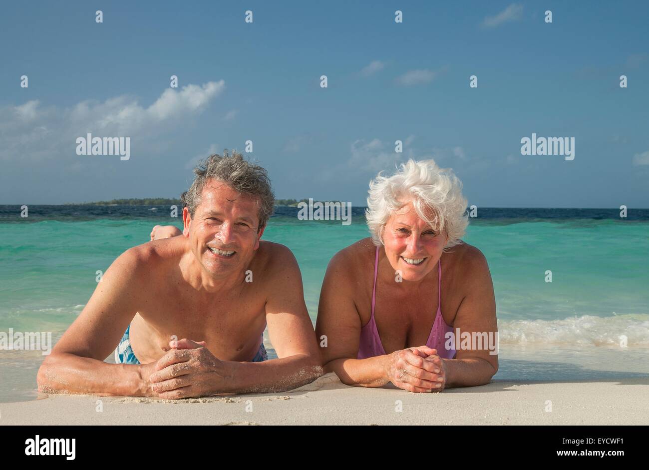 Älteres paar liegen am Strand, Malediven Stockfoto