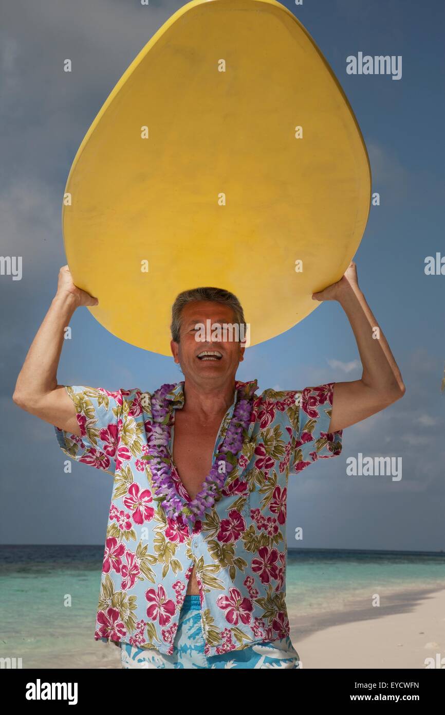 Senior woman Holding Surfbrett, portrait Stockfoto