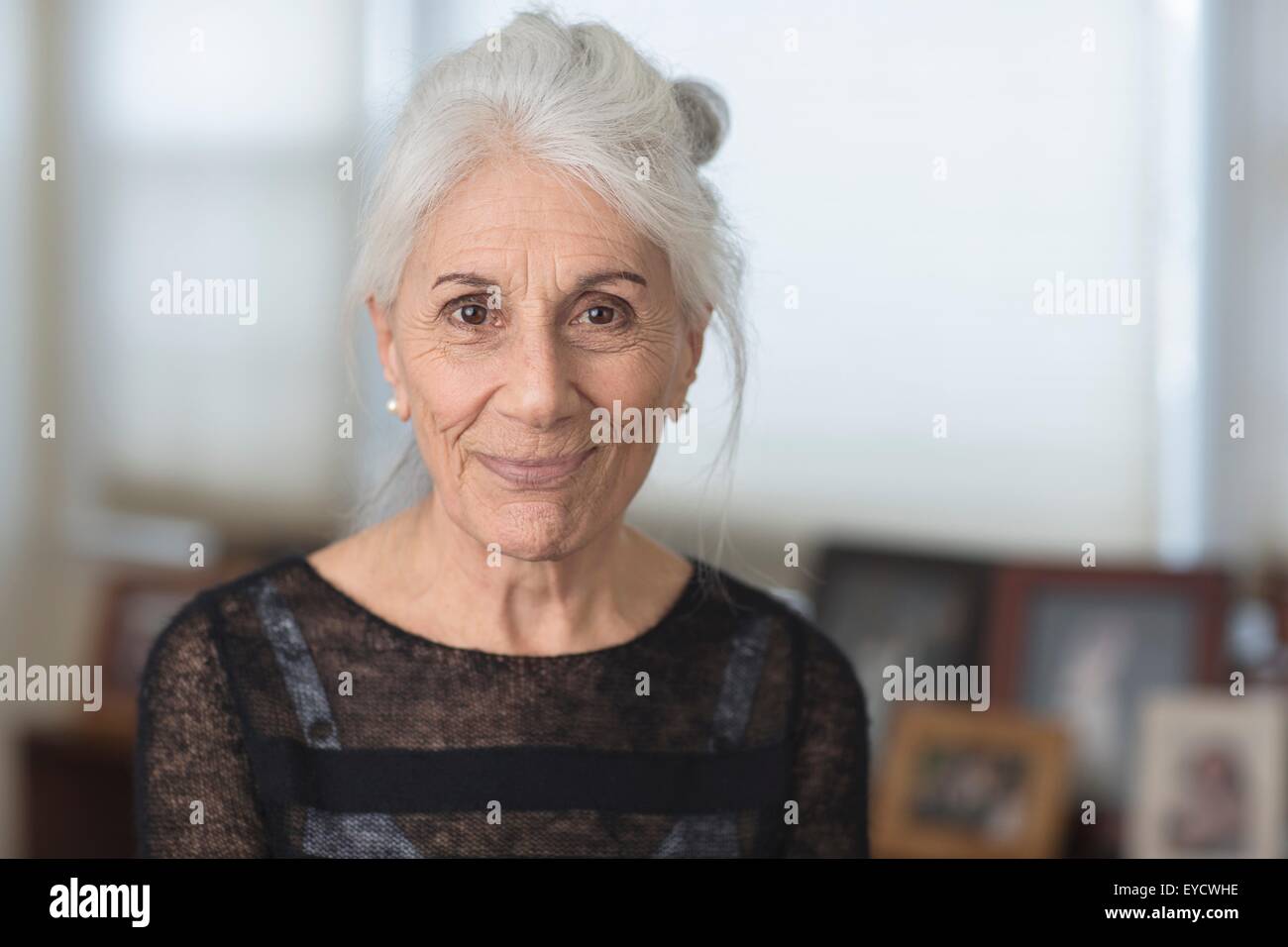 Porträt der lächelnde ältere Frau Stockfoto
