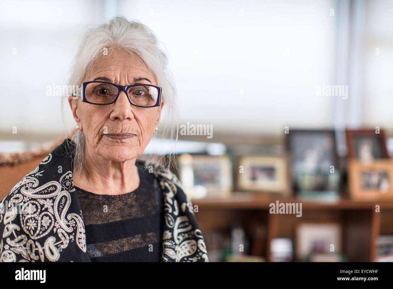 Porträt von senior Frau trägt Brille zu Hause Stockfoto