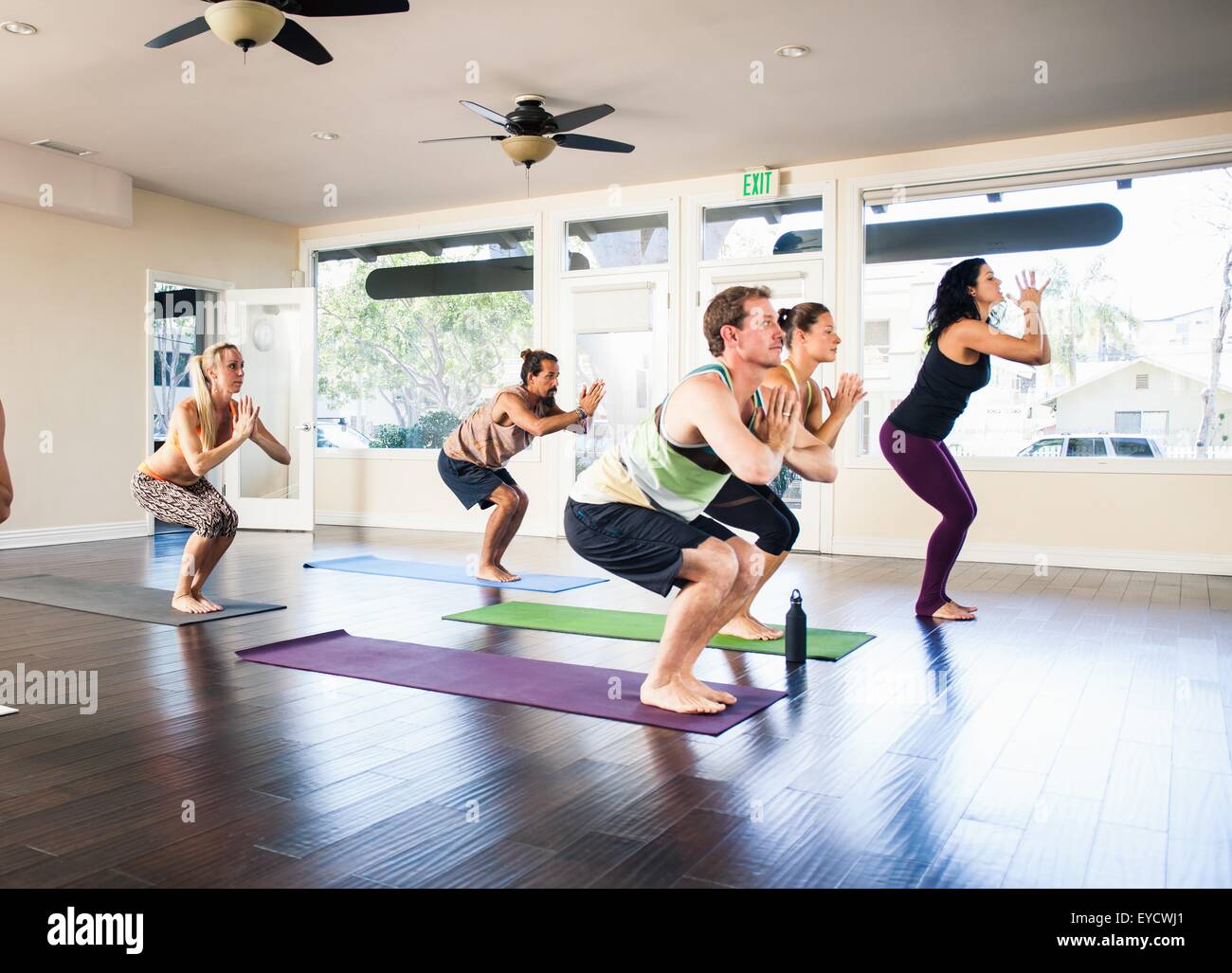 Fünf Menschen in Yoga-Kurs Stockfoto