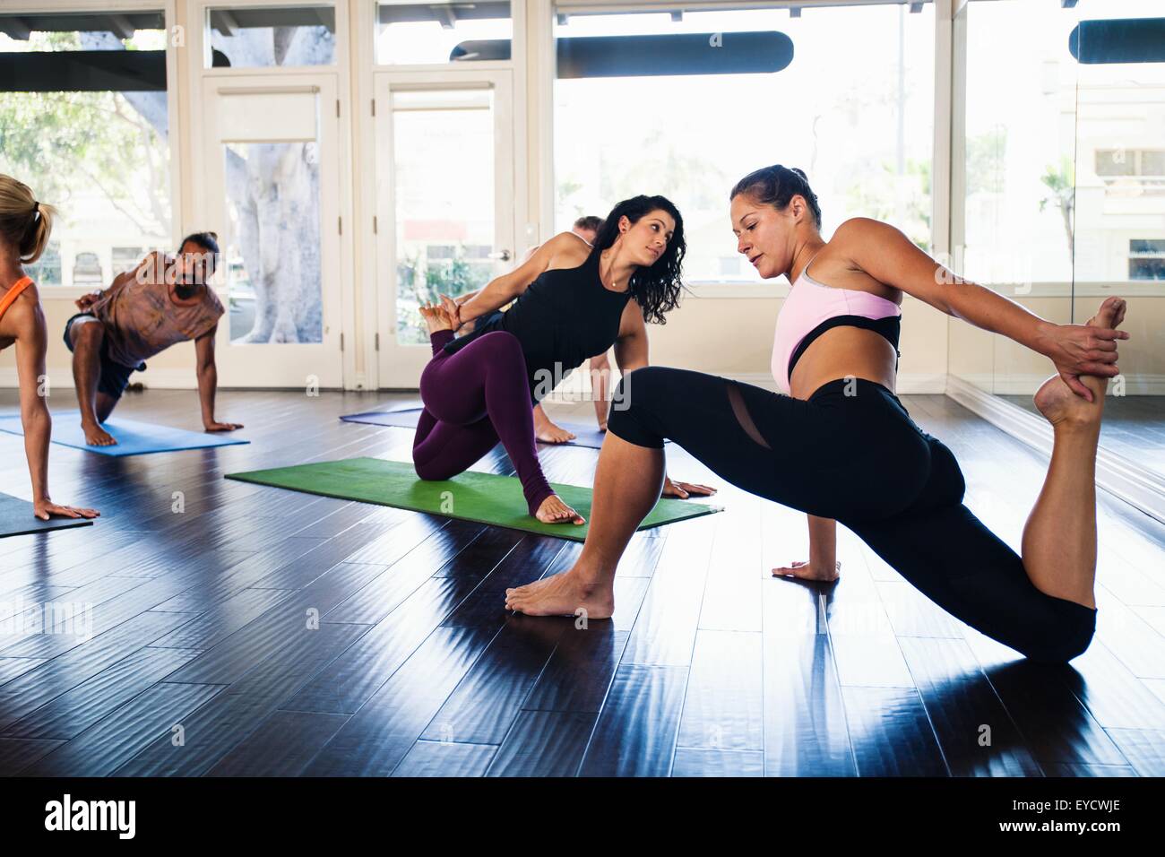 Yoga-Lehrer demonstrieren Yogaposition in Klasse Stockfoto