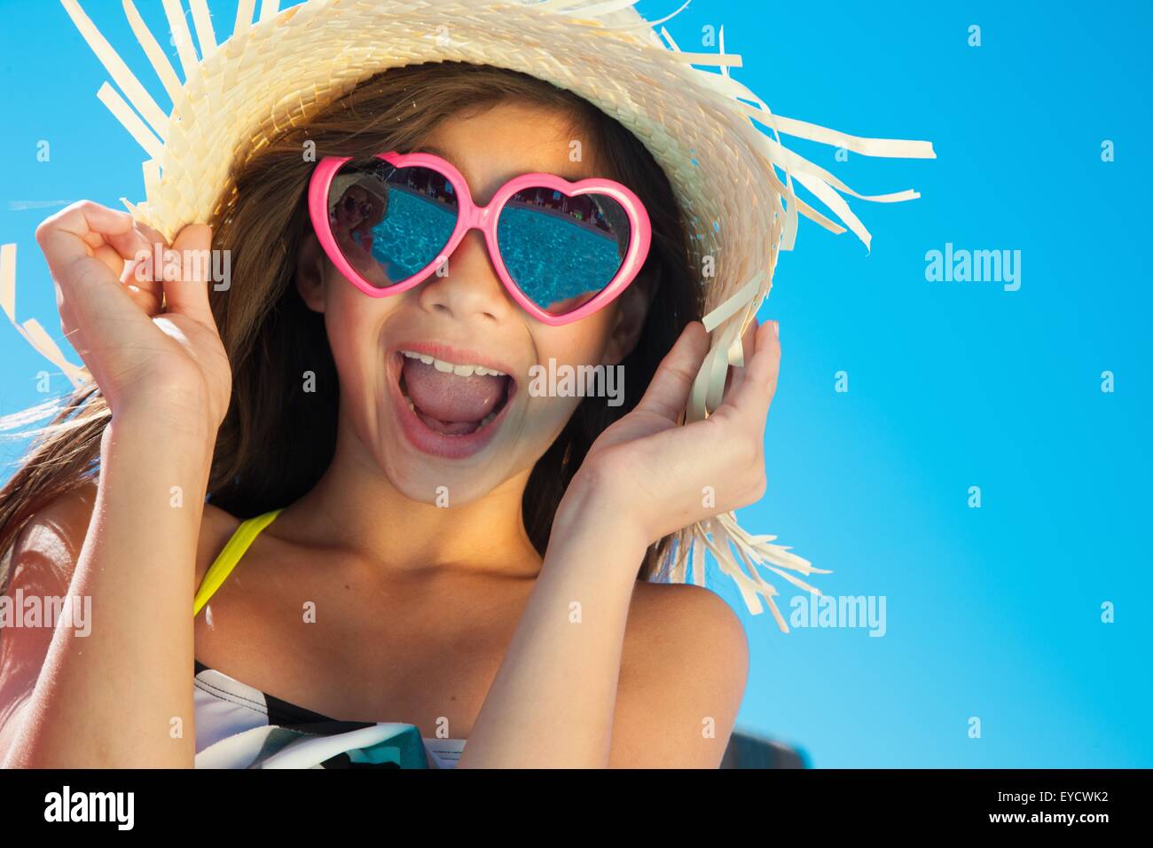 Mädchen tragen Sonnenbrillen und Strohhut Stockfoto