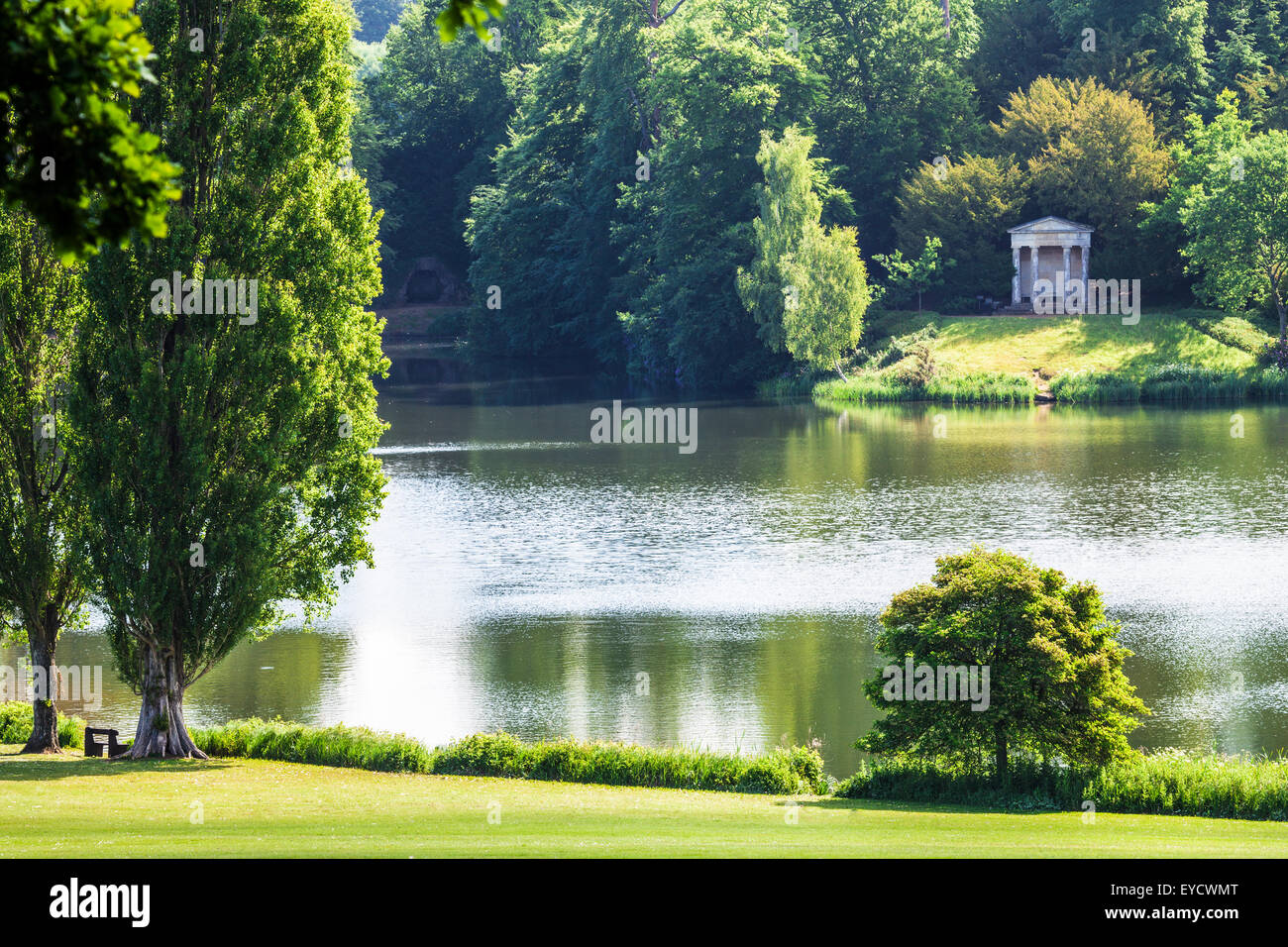 Blick auf den dorischen Tempel und See von Bowood House in Wiltshire im Sommer. Stockfoto