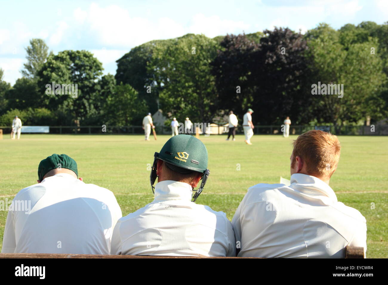 Cricketers Uhr ein Wentworth Cricket Club Match im Wentworth Village in der Nähe von Roterham, Yorkshire, England UK - Sommer 2015 Stockfoto