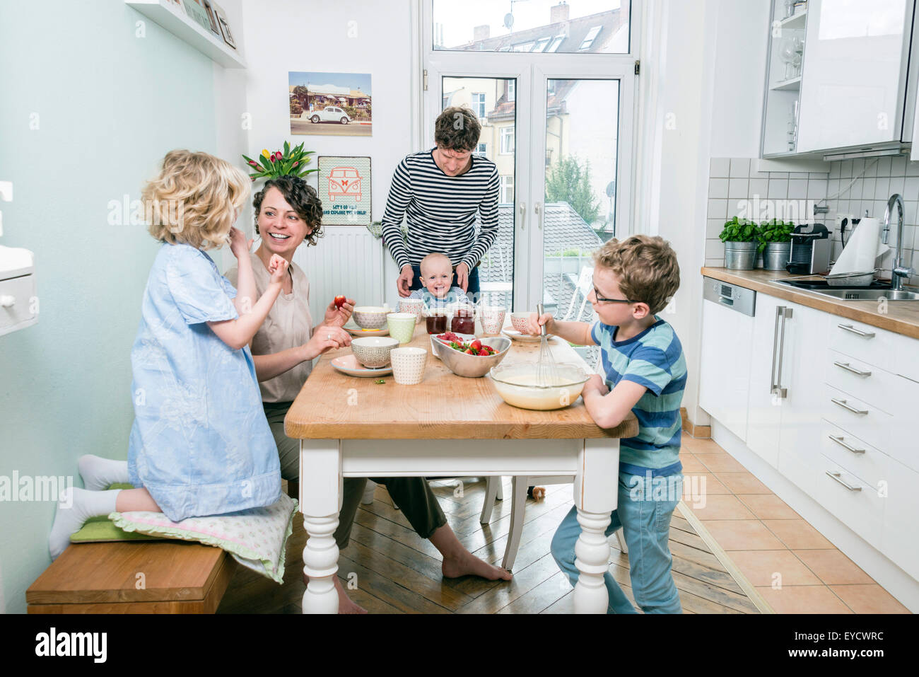 Familie in der Küche frühstücken Stockfoto