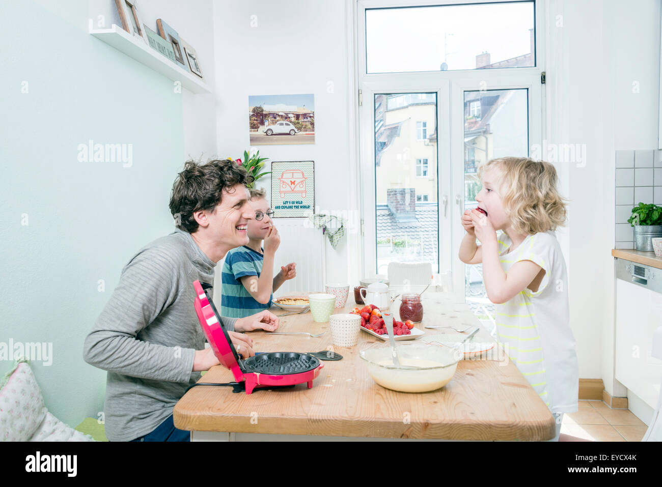 Vater und Kinder Backen von Waffeln in Küche Stockfoto