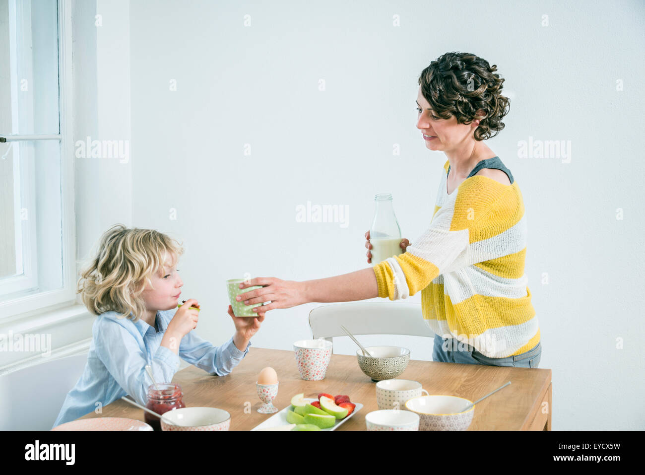 Mutter und Tochter frühstücken zusammen Stockfoto