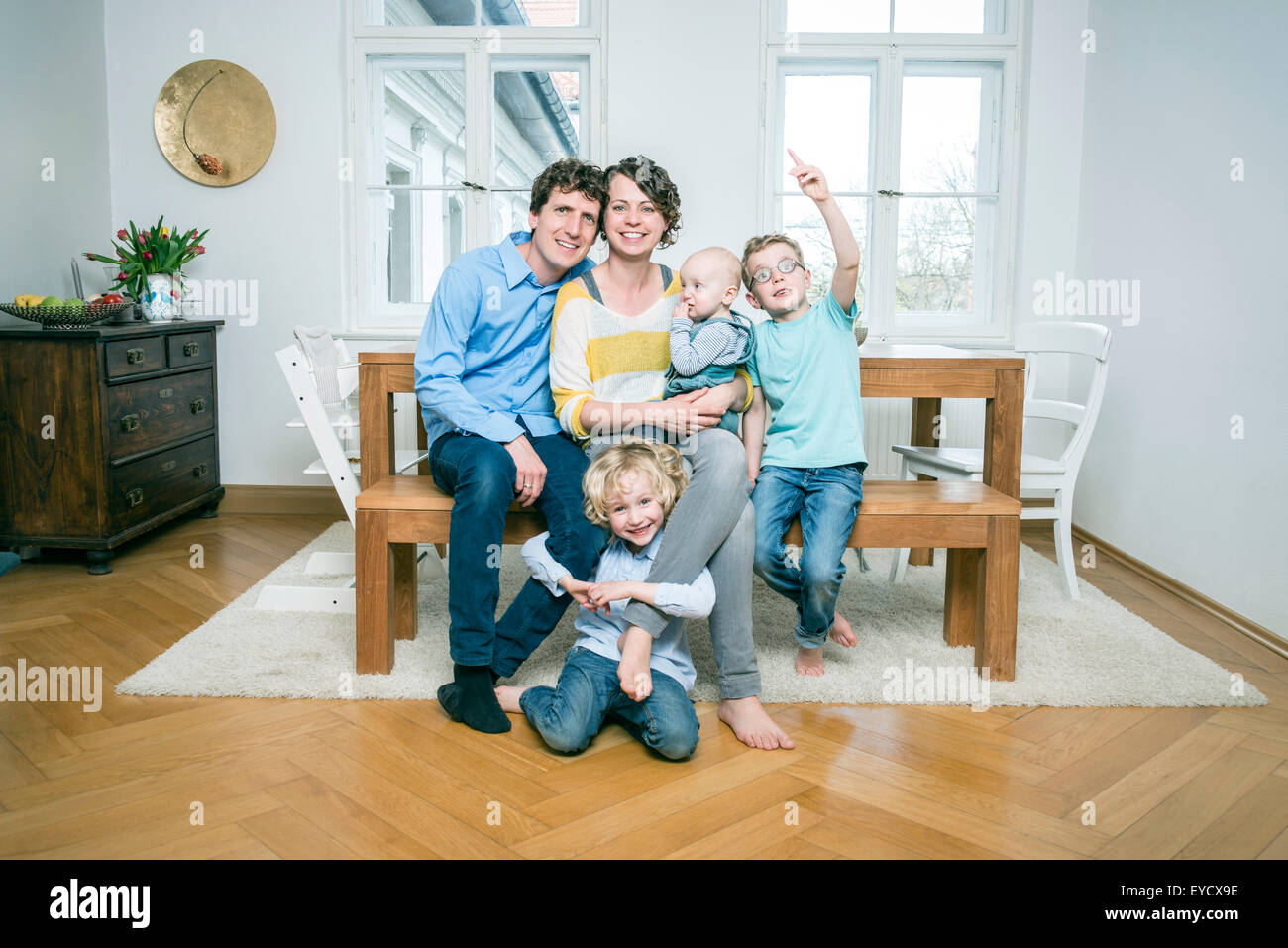 Familie mit drei Kindern im Wohnzimmer Stockfoto