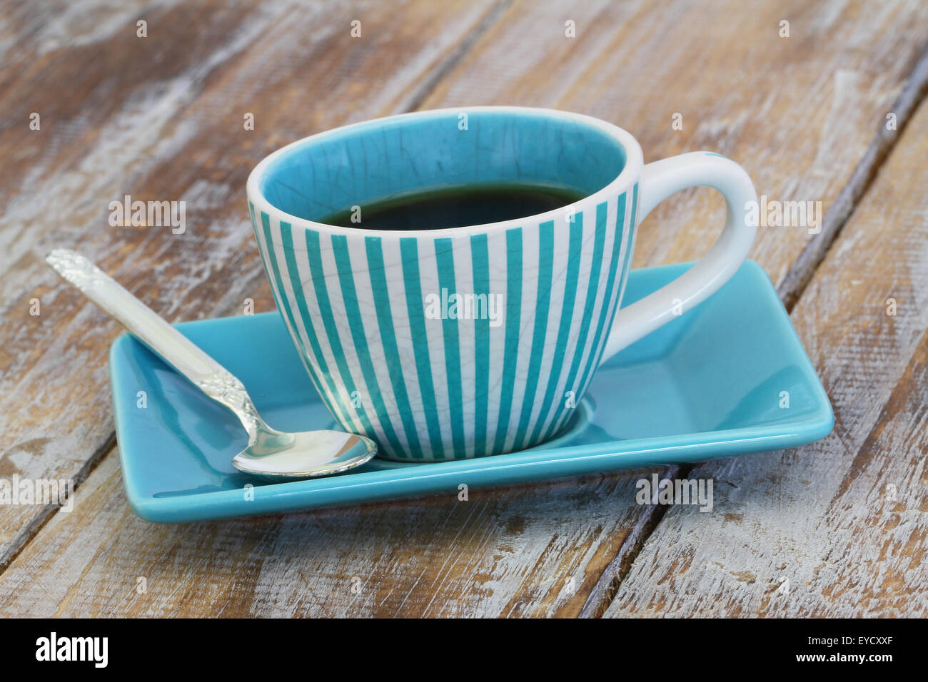 Tasse Kaffee auf rustikalen Holzoberfläche Stockfoto